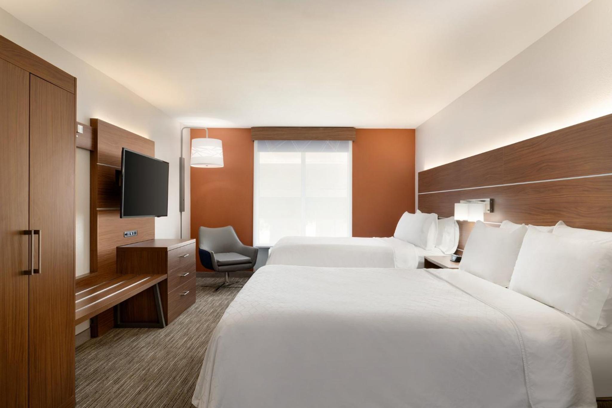 Standard Room with Two Queen Beds - Photo 11