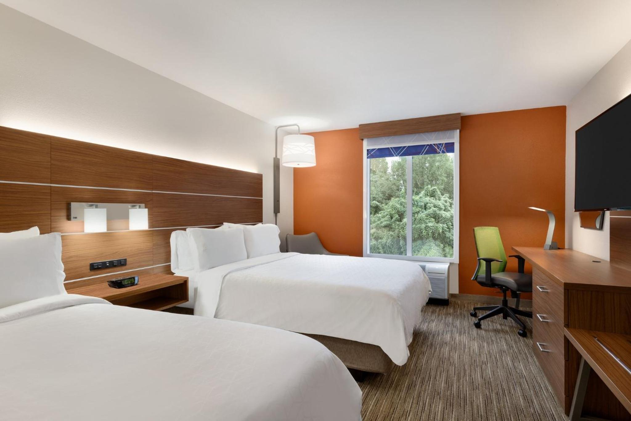 Queen Suite with Two Queen Beds - Photo 3