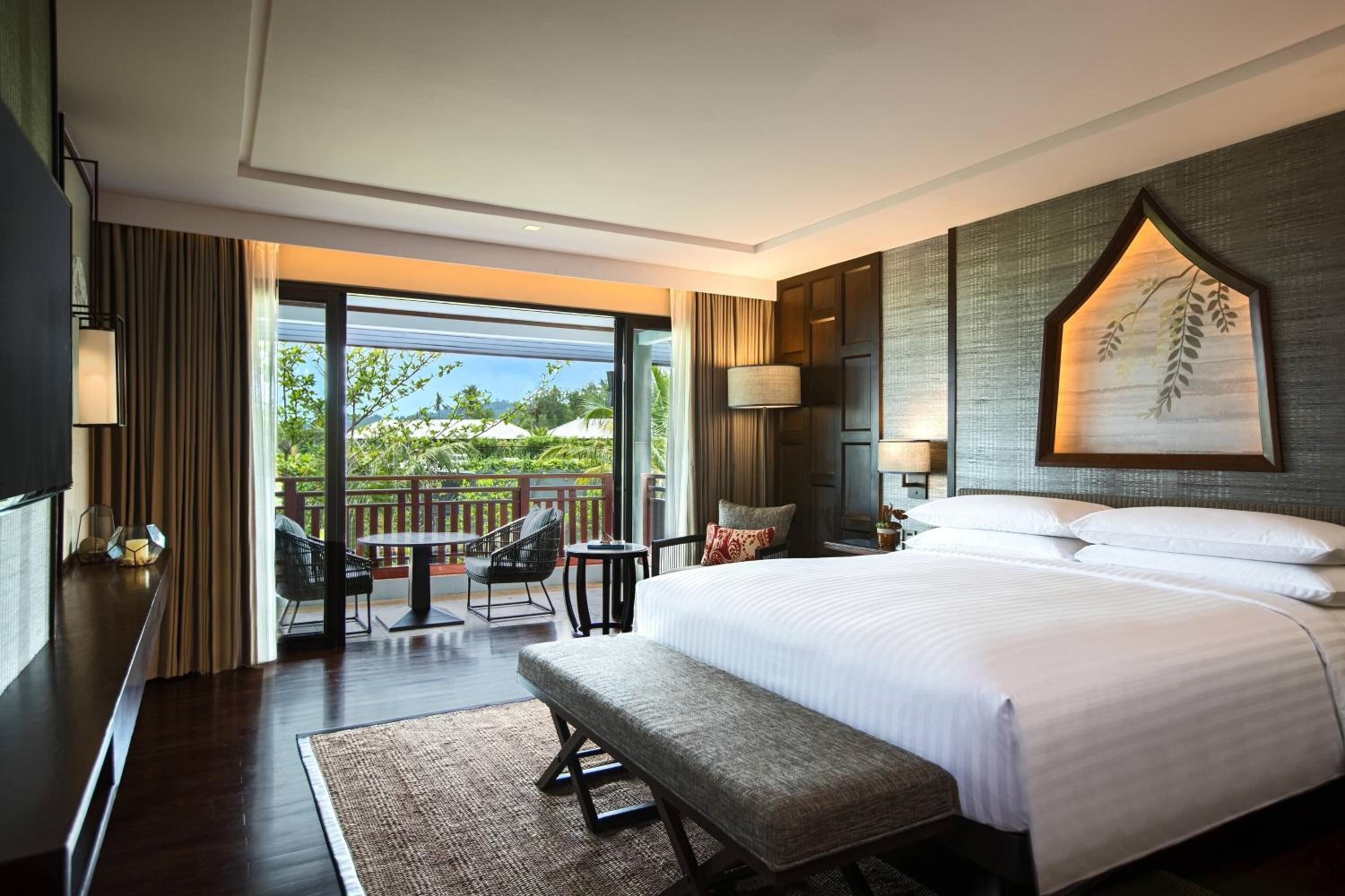 Premium Pool View, Guest room, 1 King, Balcony