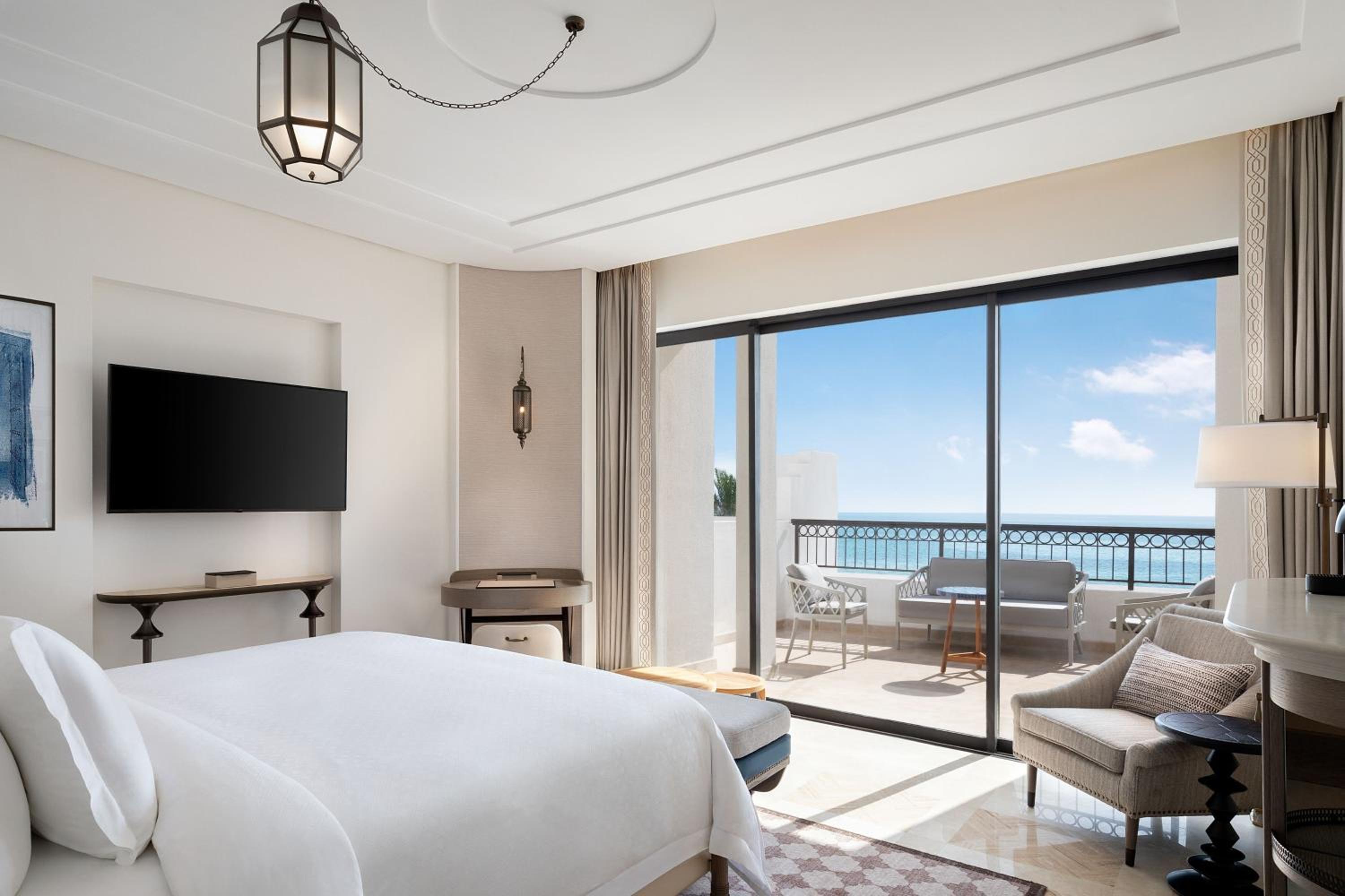 Deluxe King Room with Terrace - Seafront - Photo 2