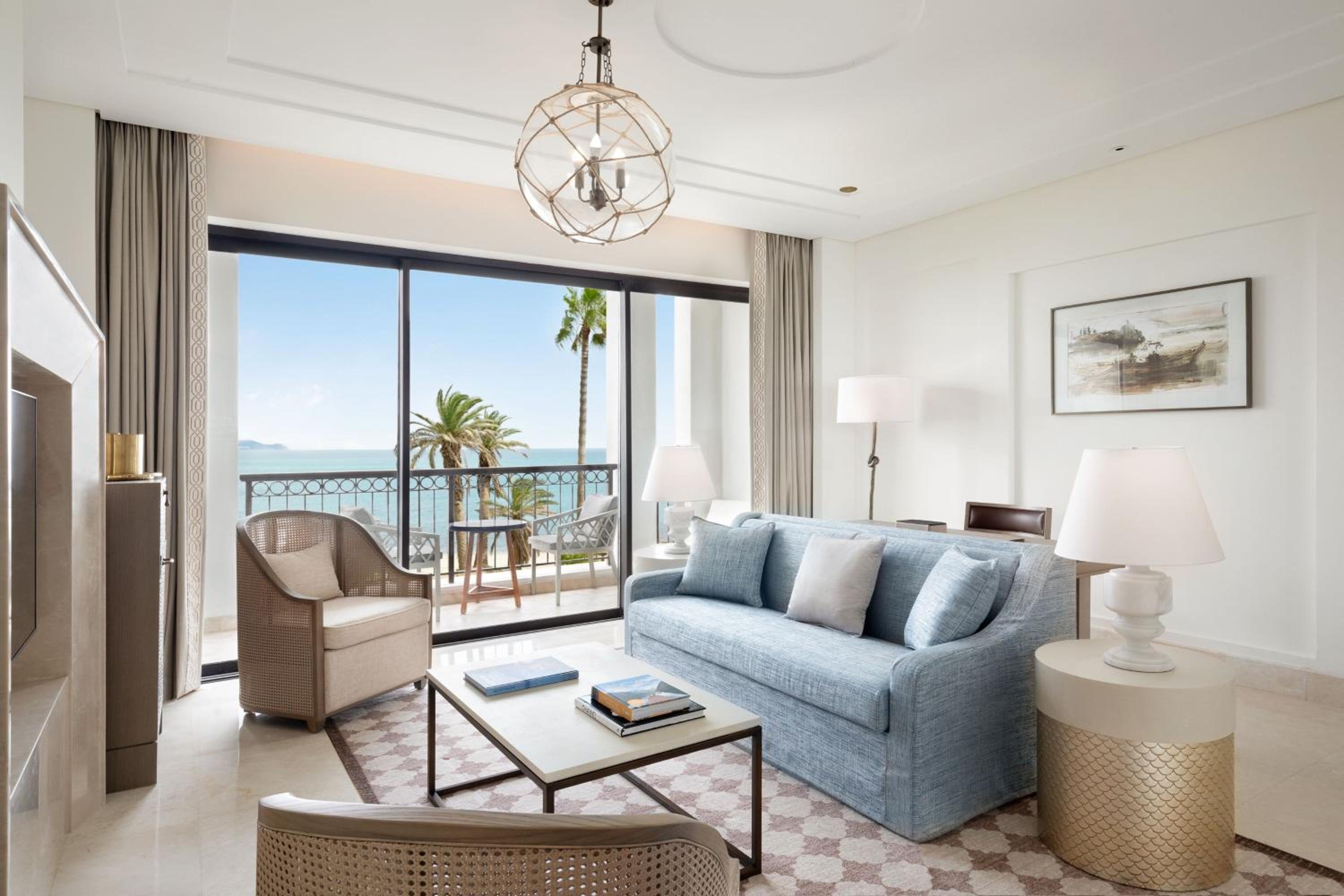 One-Bedroom Junior King Suite - Seafront photo 3