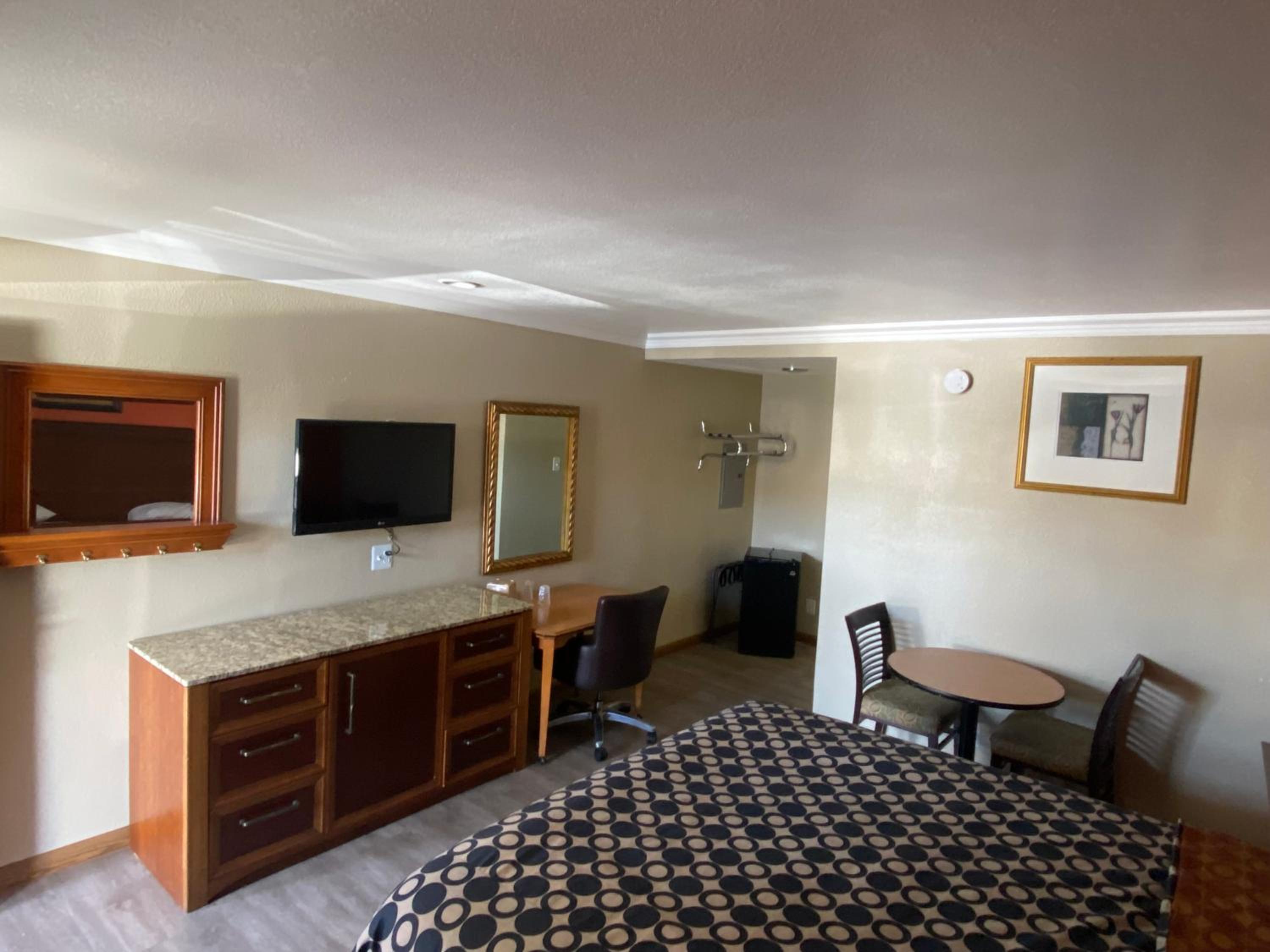 King Room - Non-Smoking - Photo 1