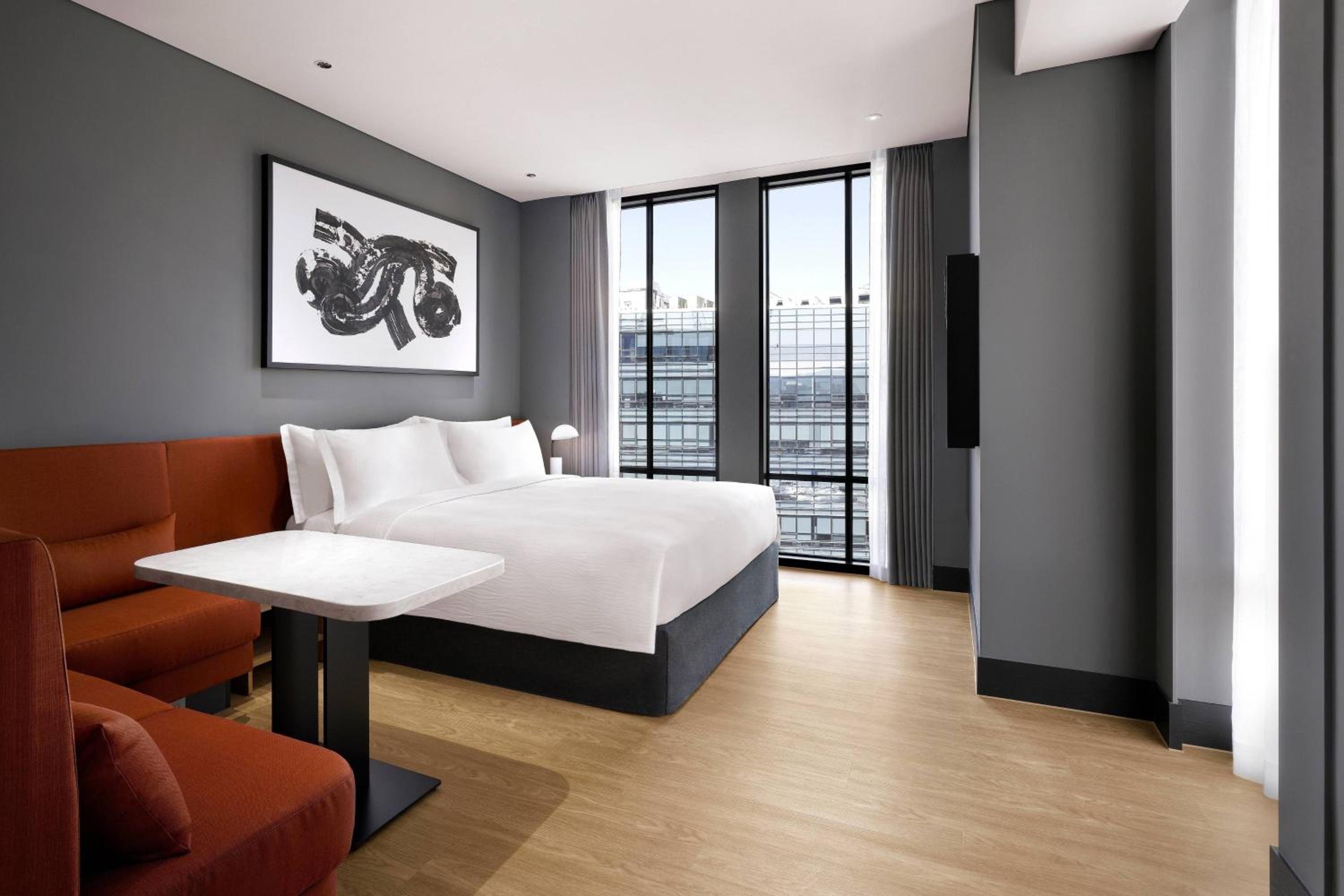 Business Deluxe Guest room with 1 King bed, City view photo 1