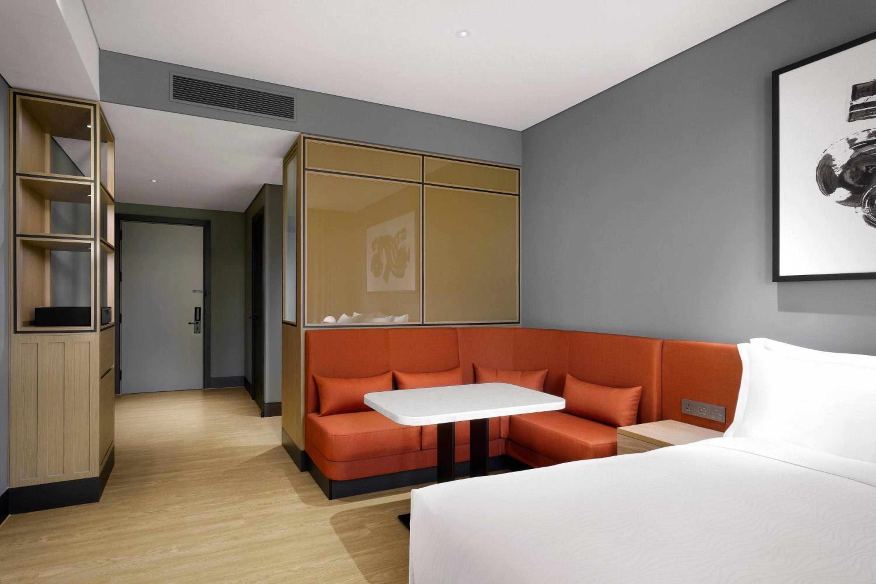 Business Deluxe Guest room with 1 King bed, City view photo 2