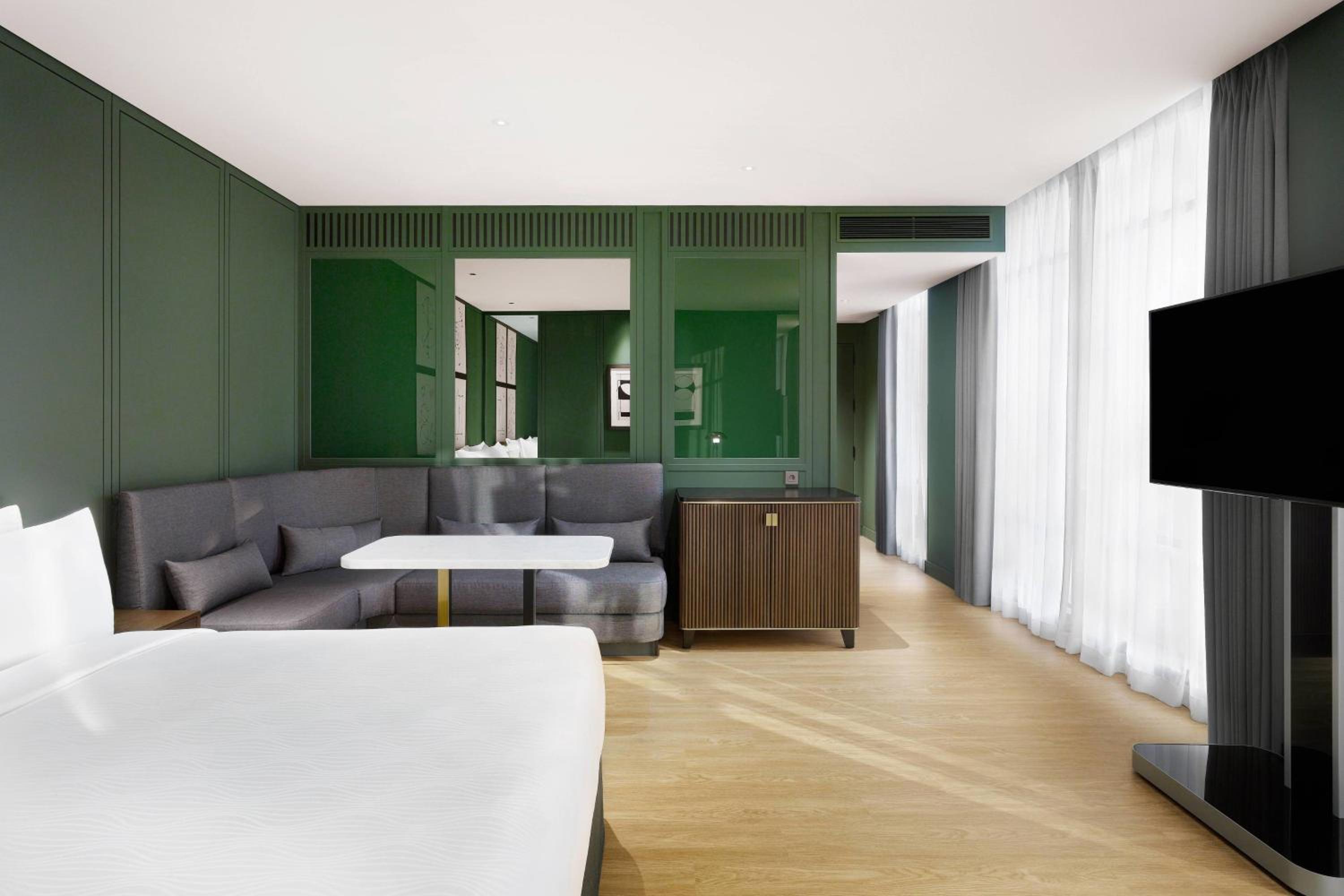 Premier Deluxe Guest room with 1 King bed, City view photo 3