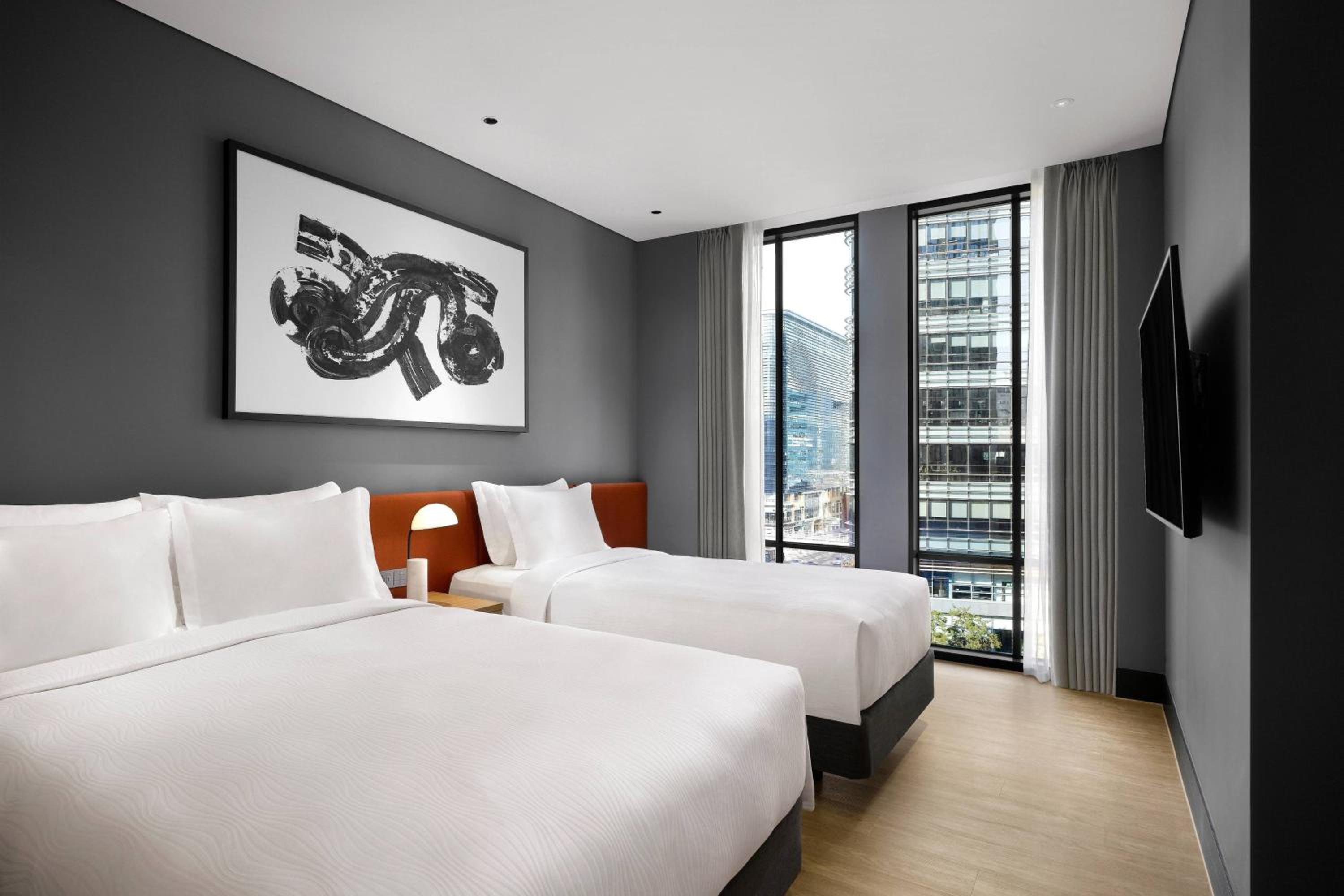 Business Deluxe Family room with 1 Double/1 Single Bed - Photo 1