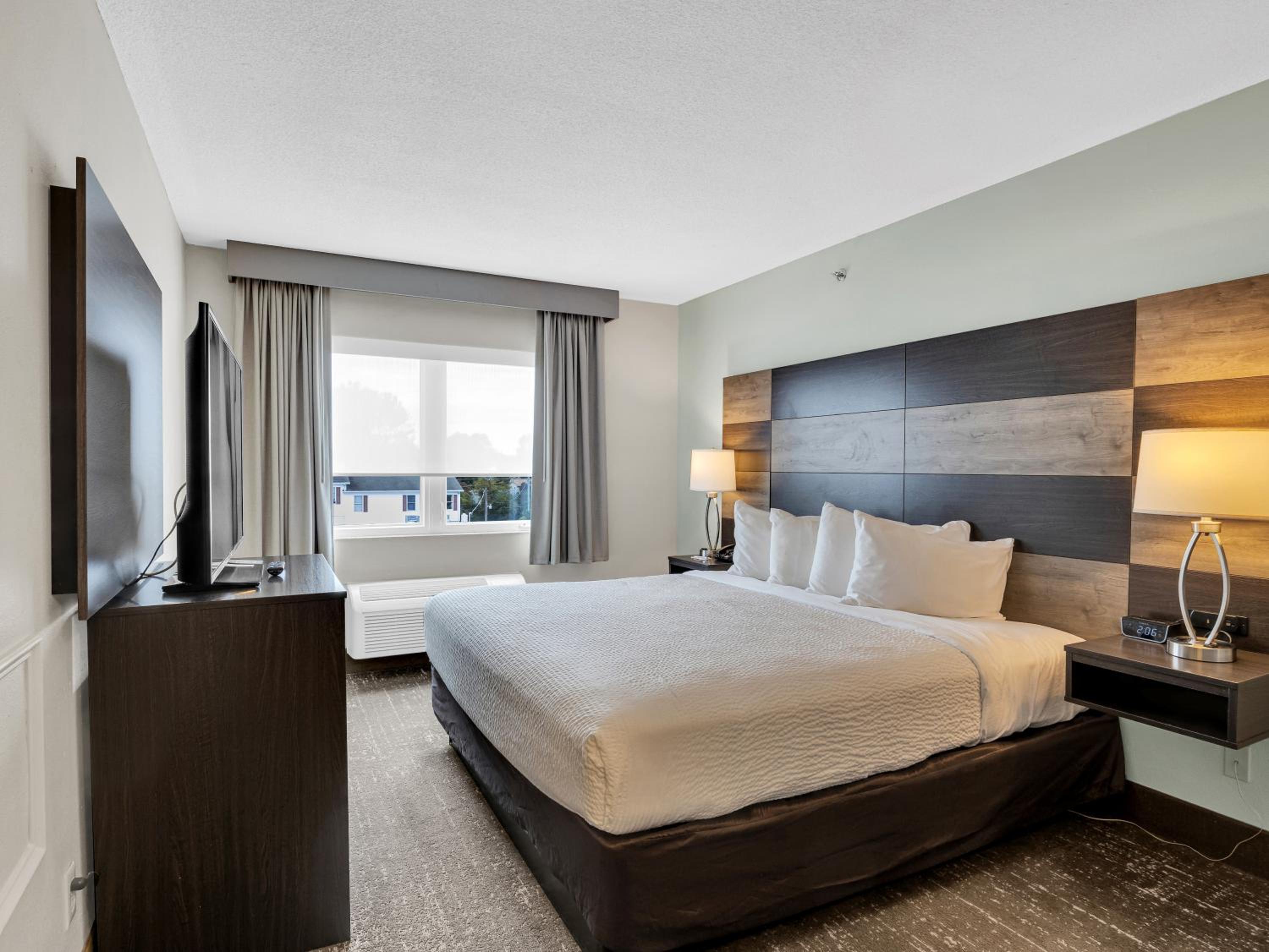 King Suite - Non-Smoking - Photo 5