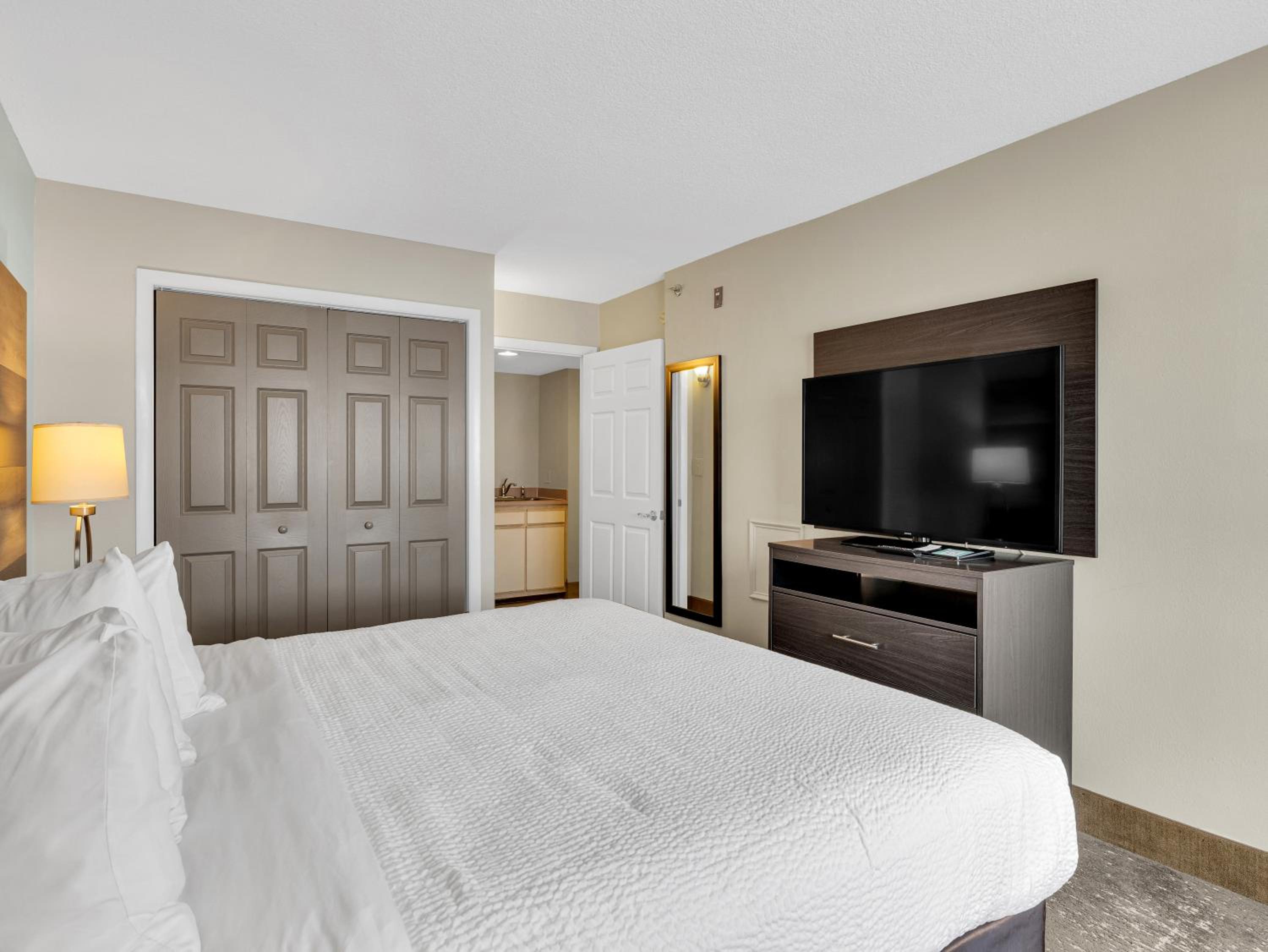 King Suite with Roll-In Shower - Accessible/Non-Smoking photo 3
