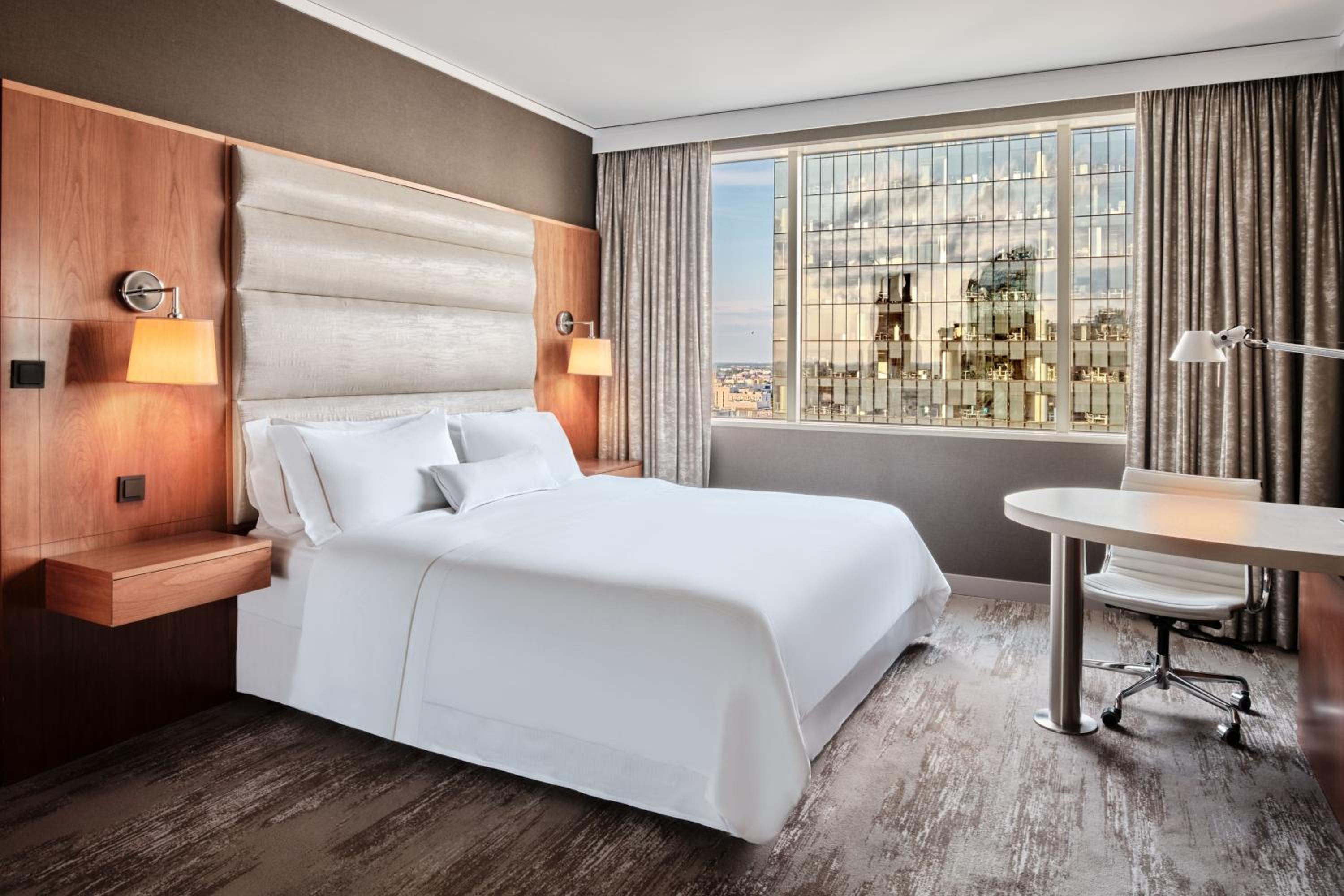 Executive, Guest room, 1 King, City view, High floor