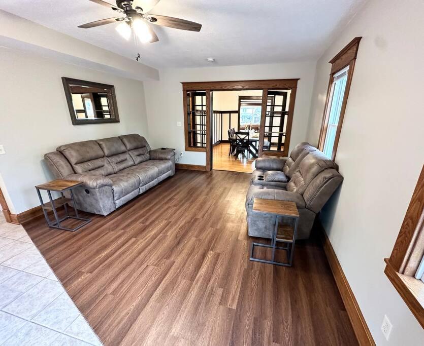 Five-Bedroom House photo 1