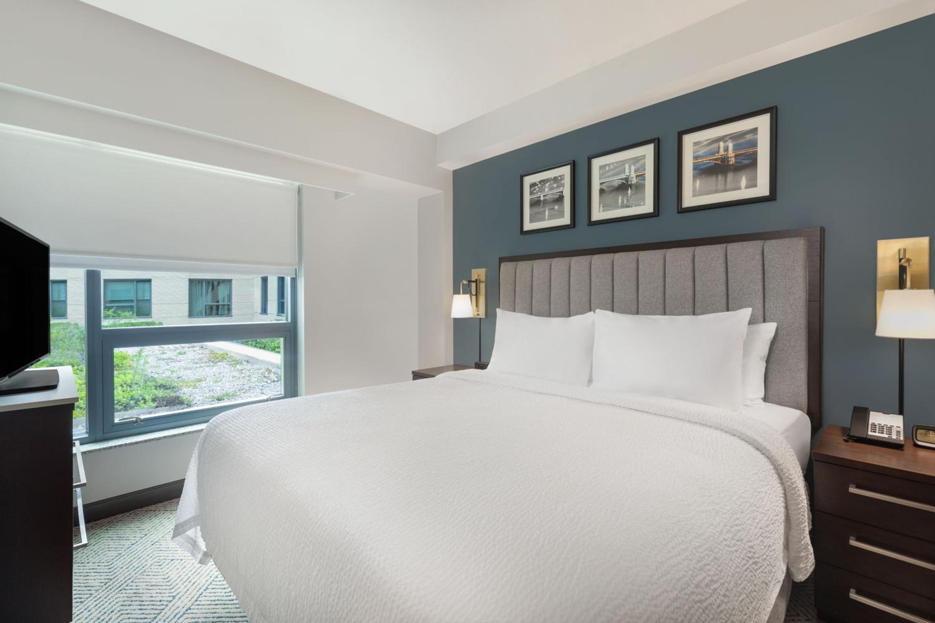 One-Bedroom King Suite with Sofa Bed thumbnail 6