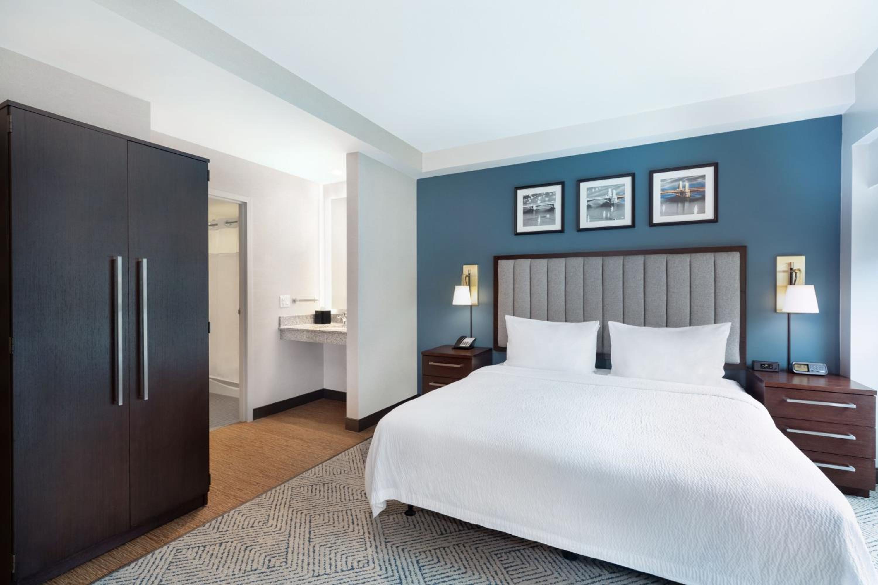 Two-Bedroom Suite with Roll-in Shower - Mobility and Hearing Accessible