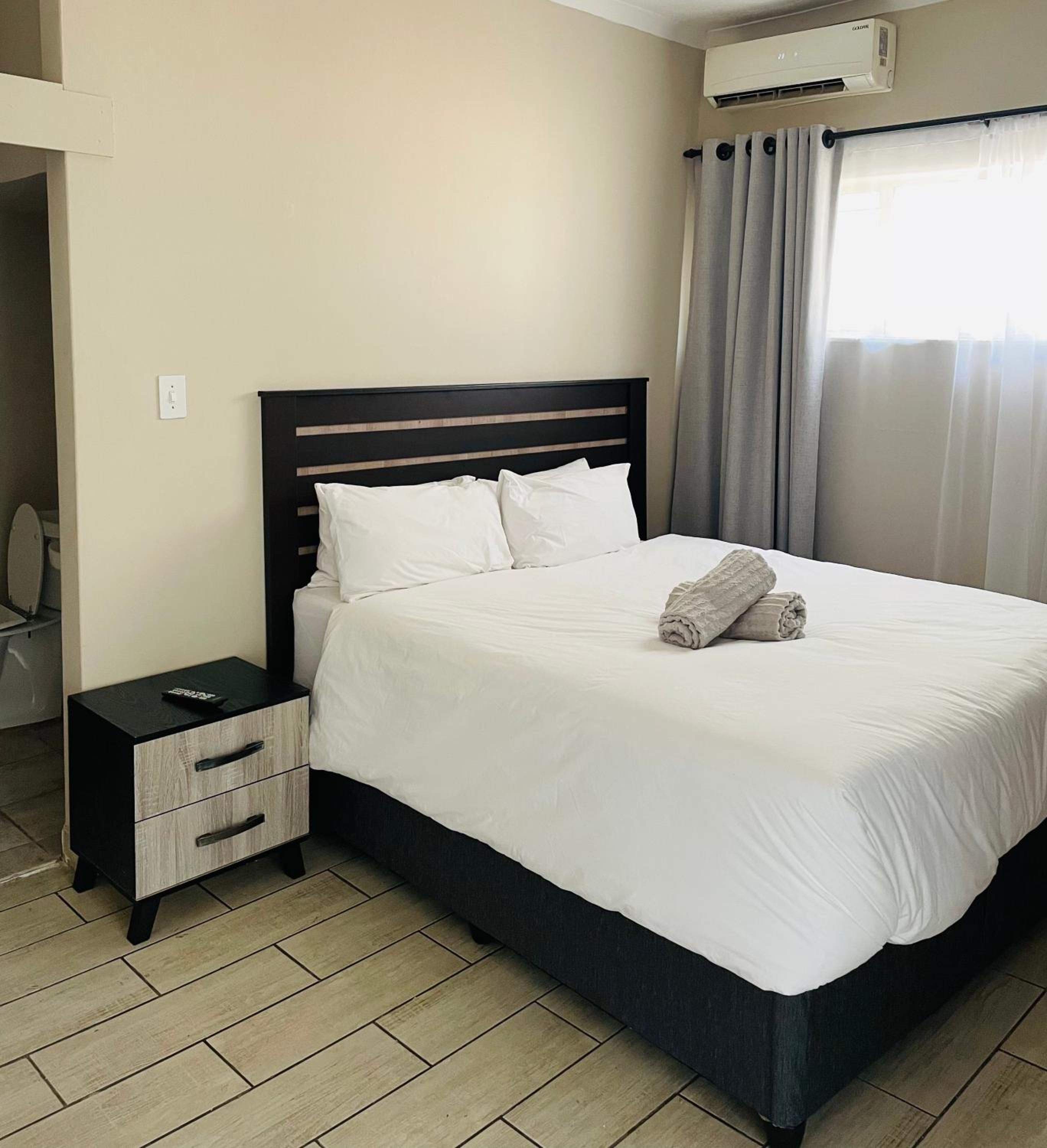 Queen Room with Pool View photo 3