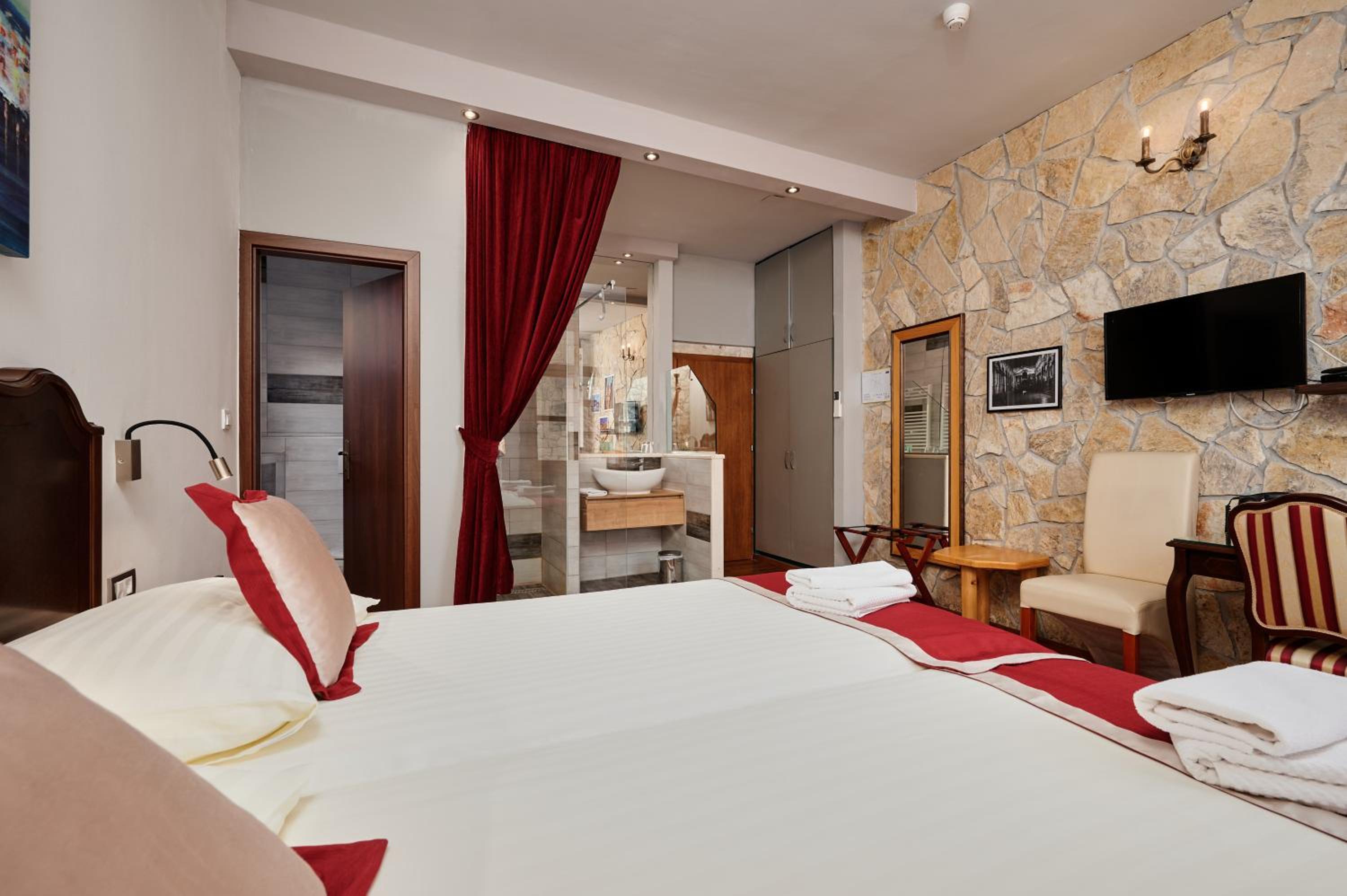 Double Room - Photo 13