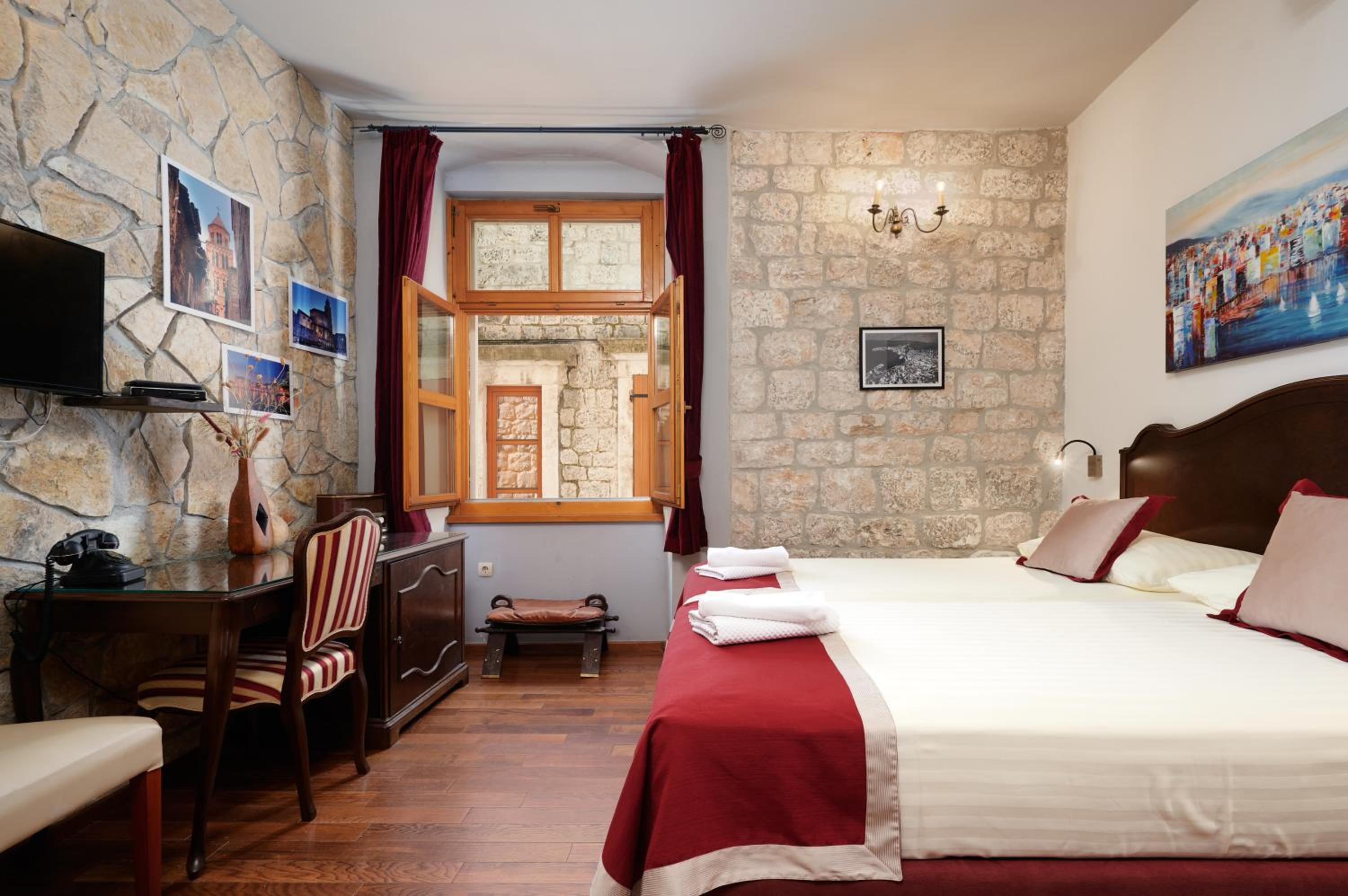Double Room - Photo 14