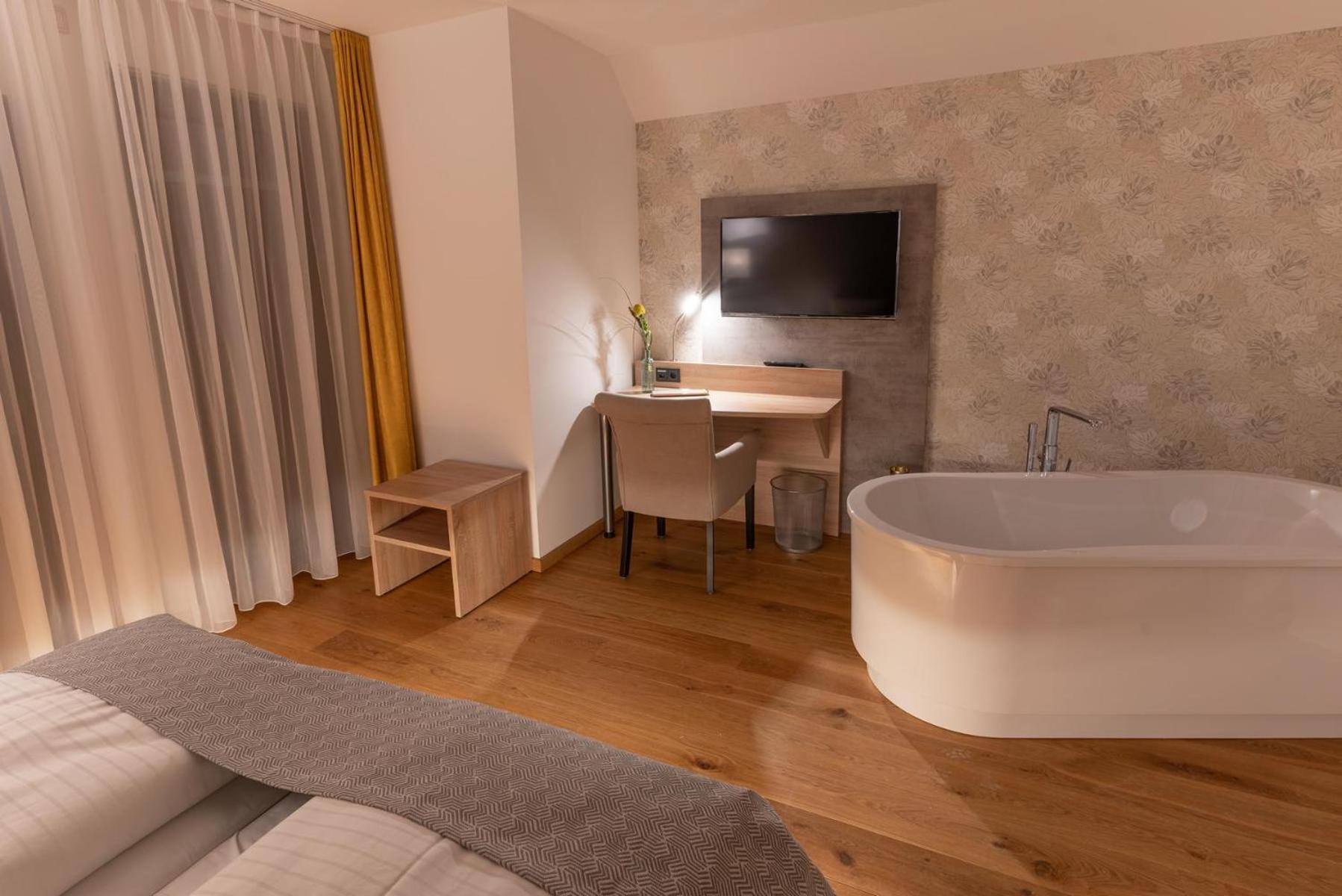 Suite with Balcony - Photo 1