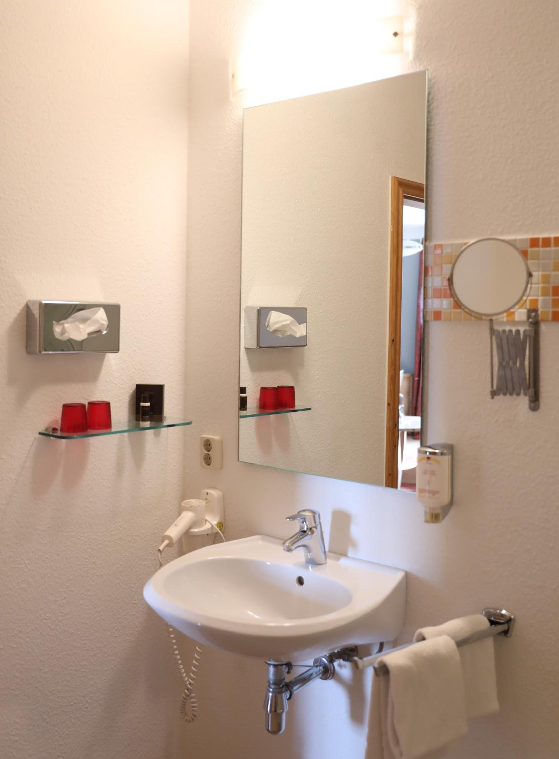 Budget Double Room - Photo 3