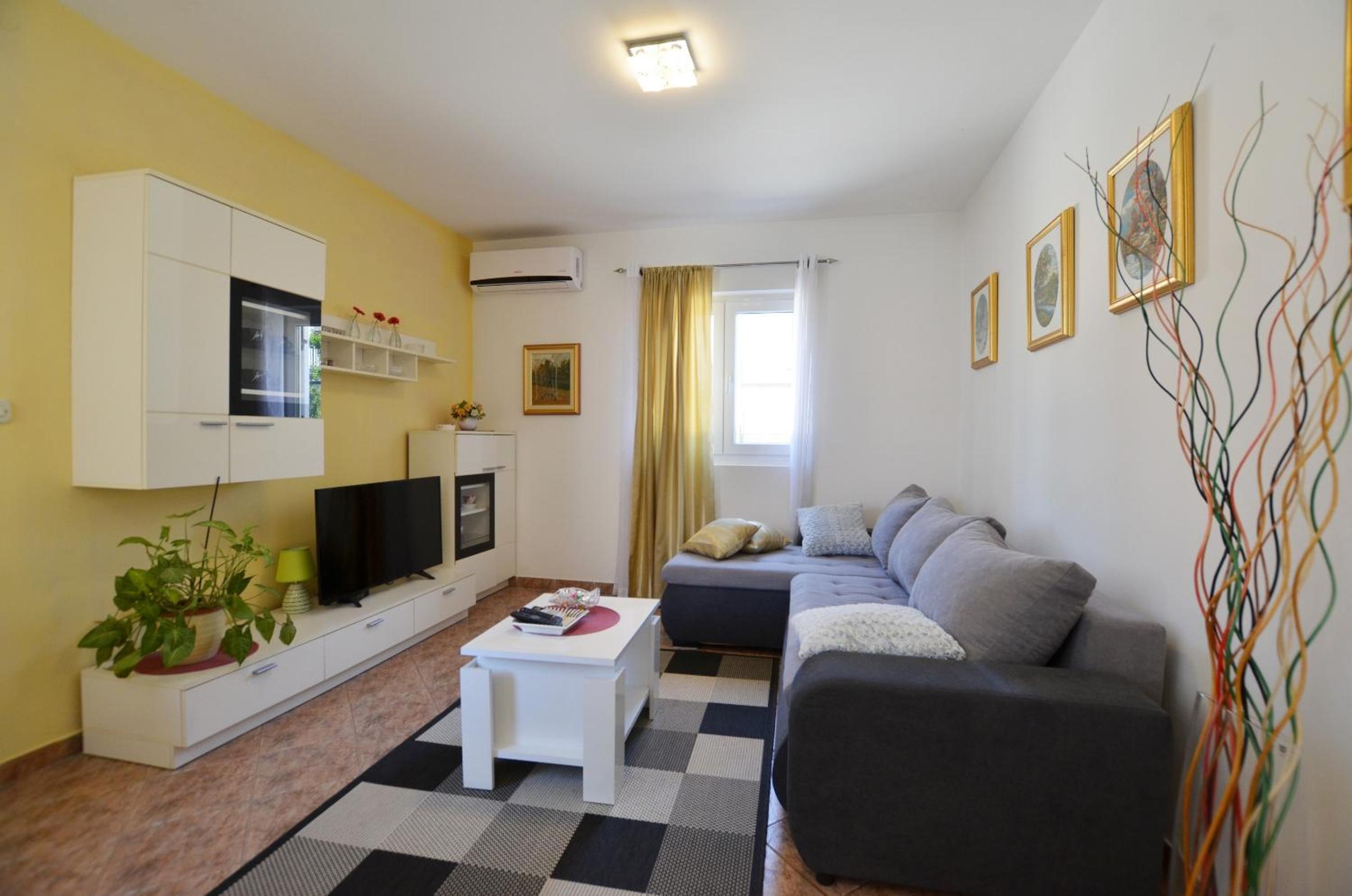 Apartment with Balcony photo 1