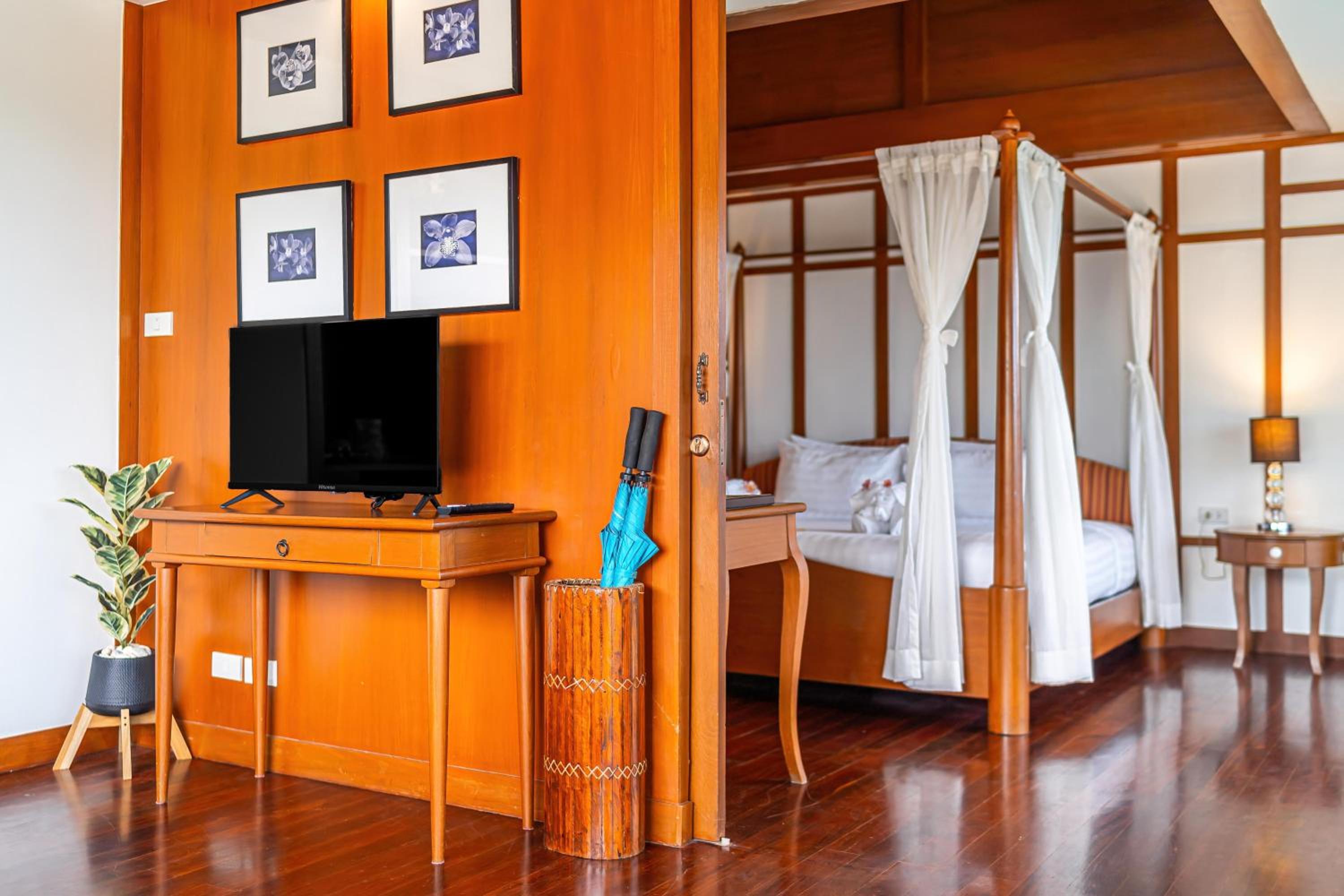 Premier Suite - Photo 17