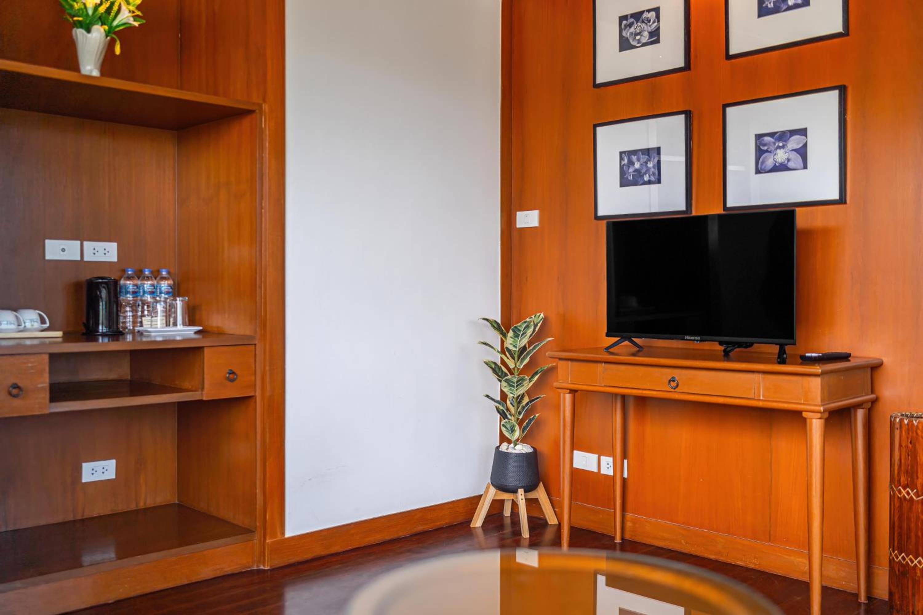 Premier Suite - Photo 16