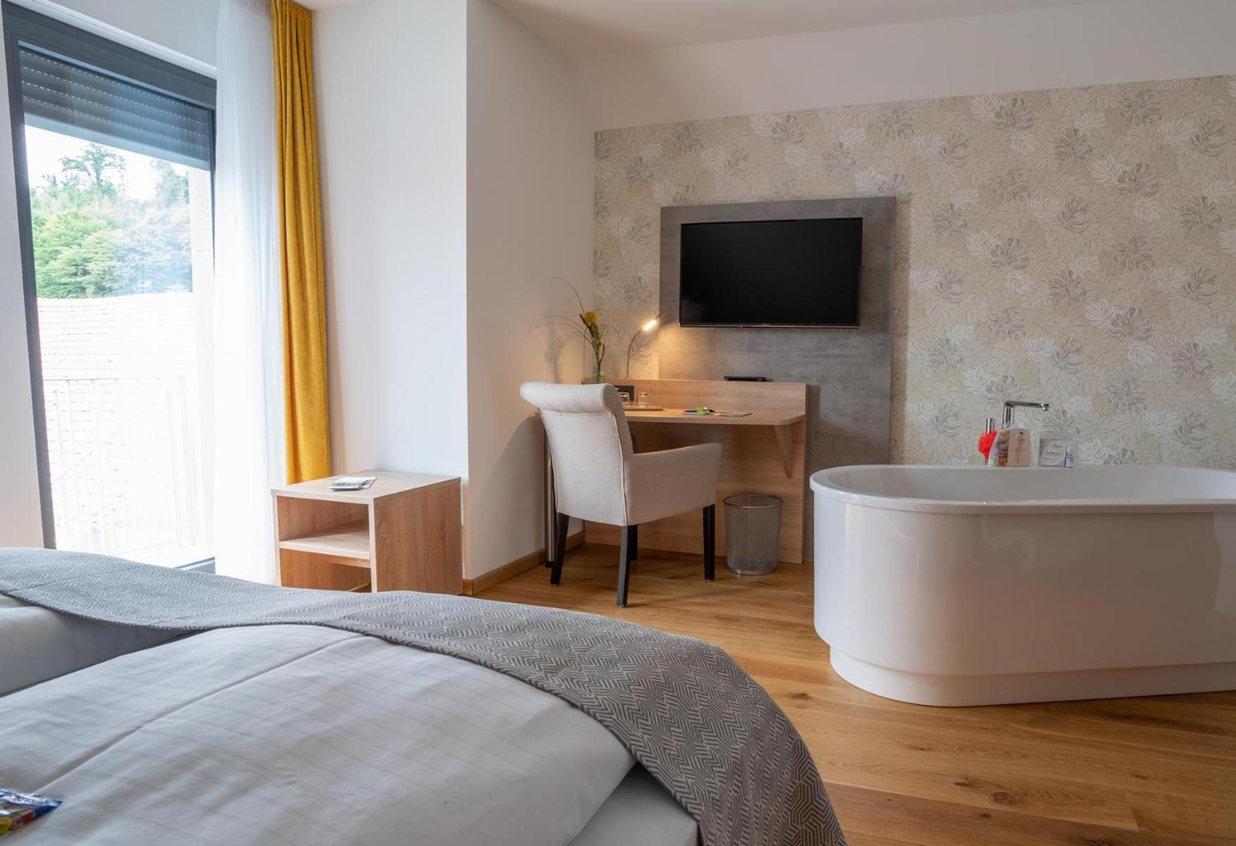 Suite with Balcony - Photo 4