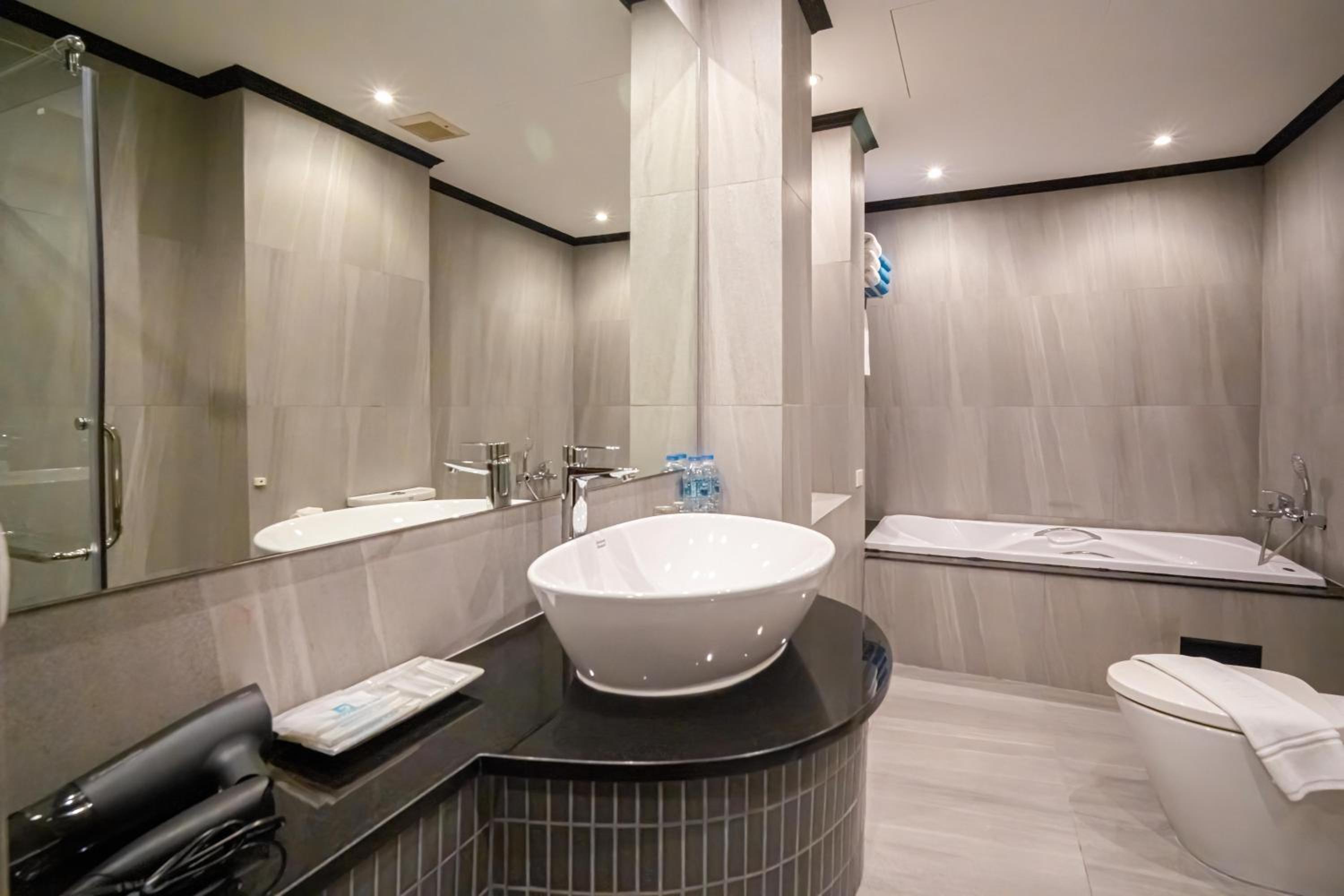 Premier Suite - Photo 11