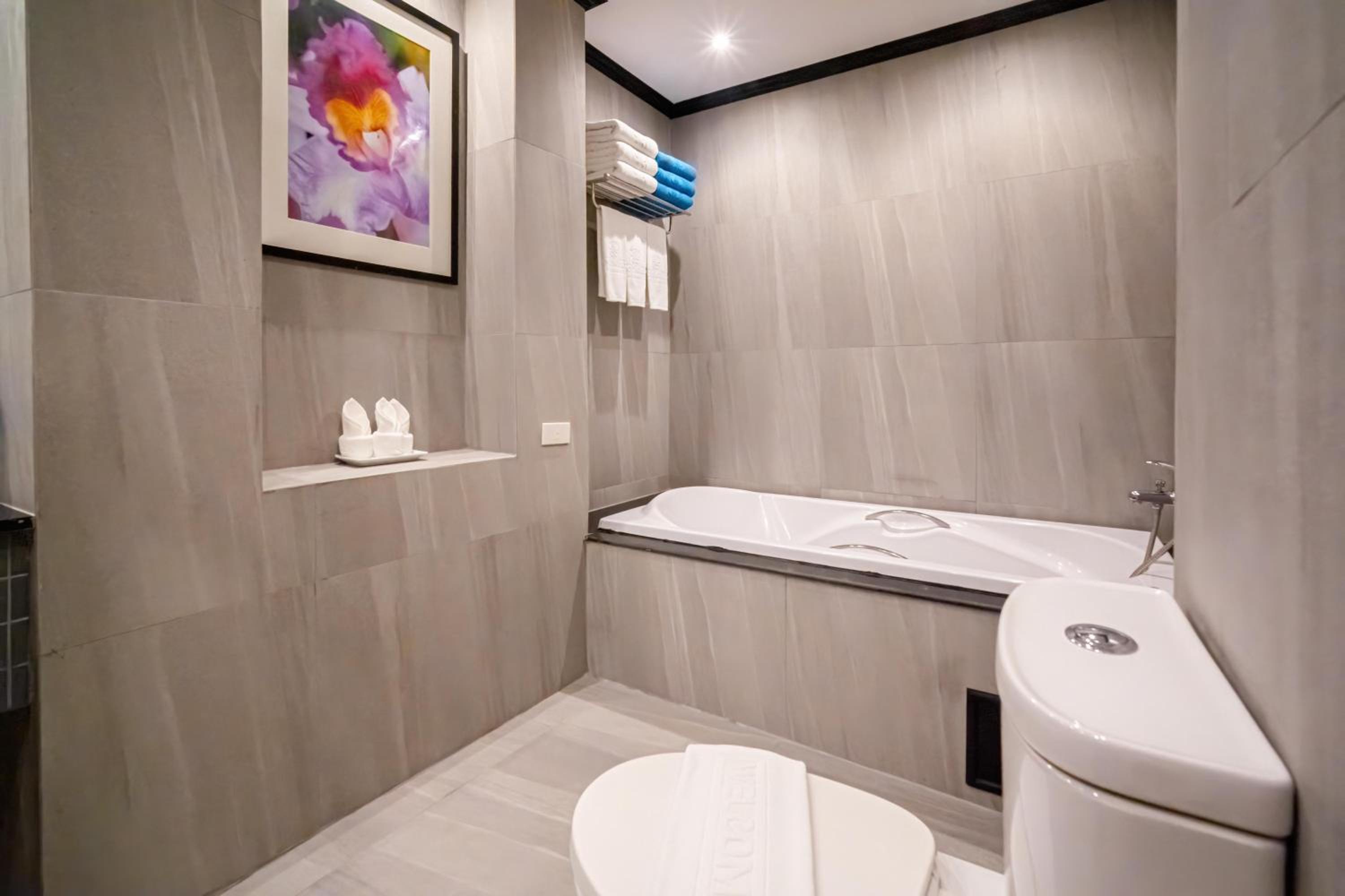 Premier Suite - Photo 14
