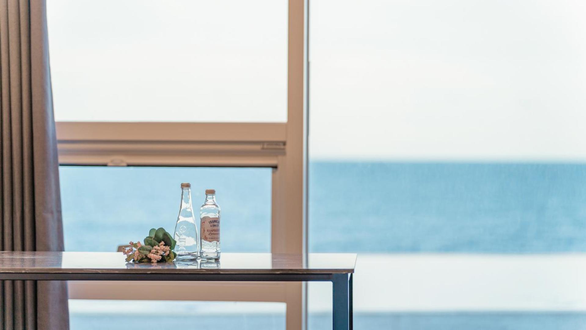 Double Room with Sea View - Photo 4