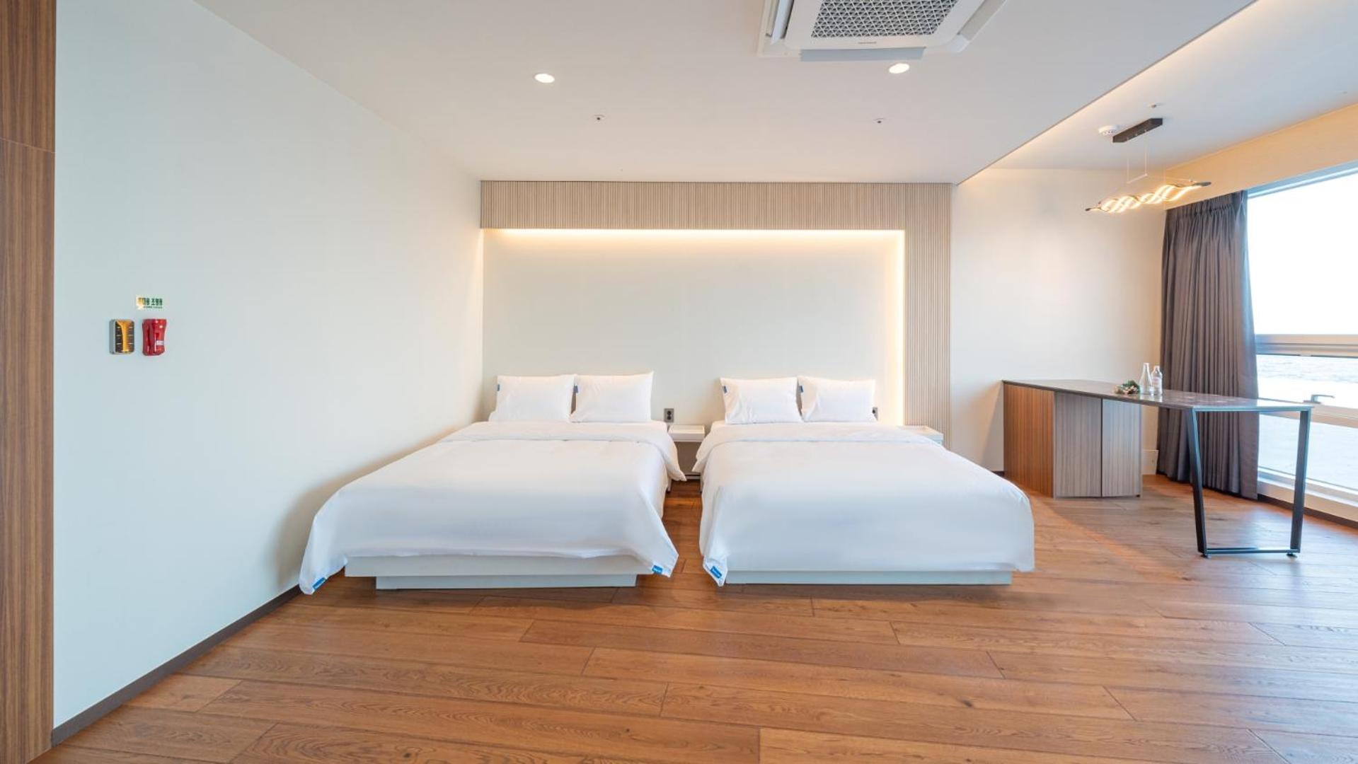 Double Room with Sea View - Photo 3