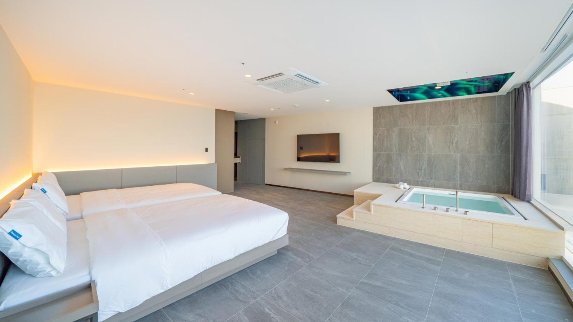 Deluxe Double Room with Bath - Photo 2