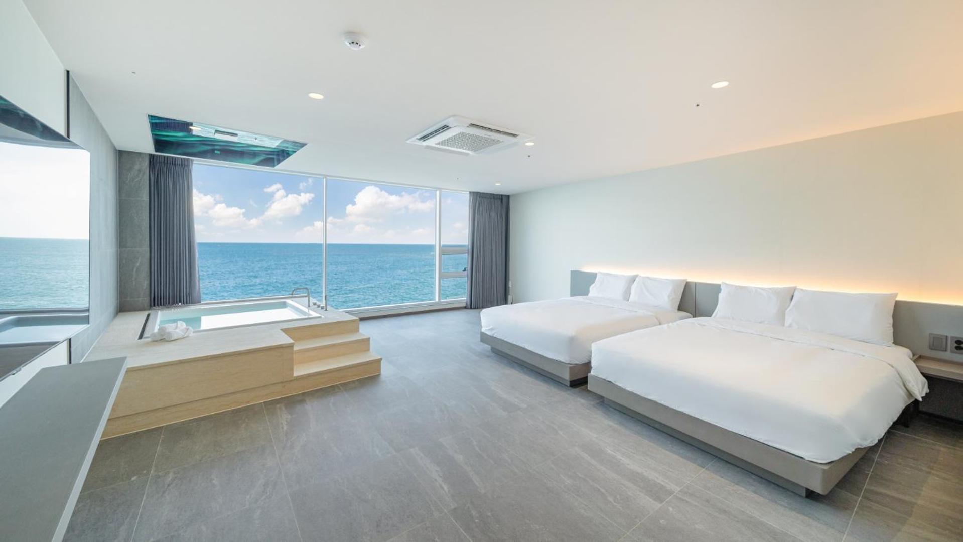 Deluxe Double Room with Bath - Photo 6
