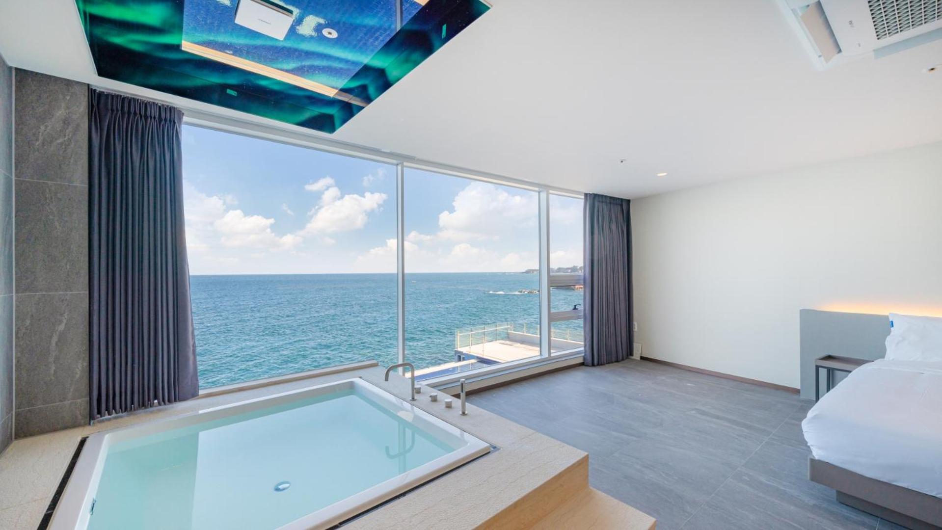Deluxe Double Room with Bath - Photo 8