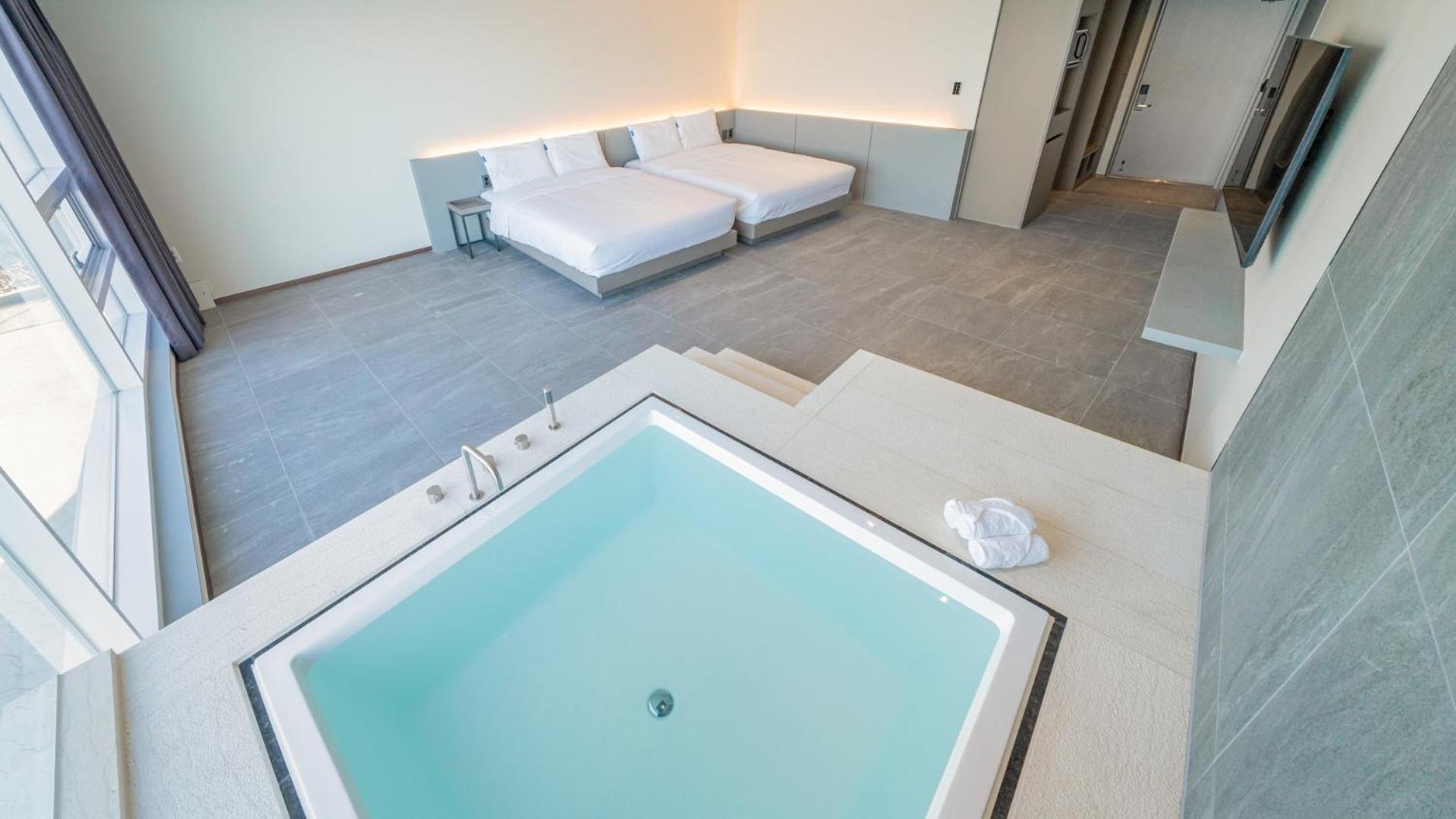 Deluxe Double Room with Bath - Photo 7