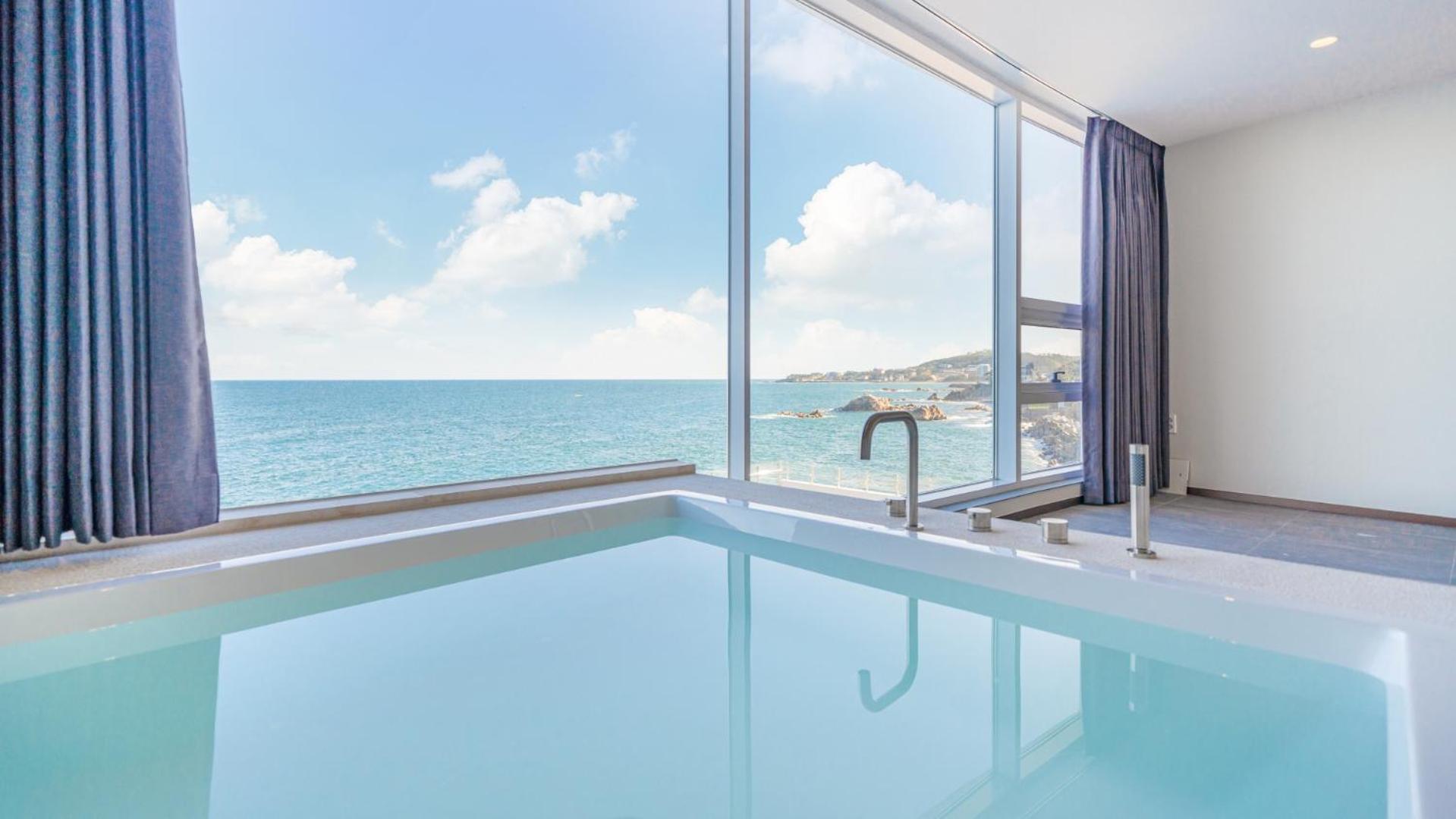 Deluxe Double Room with Bath - Photo 9