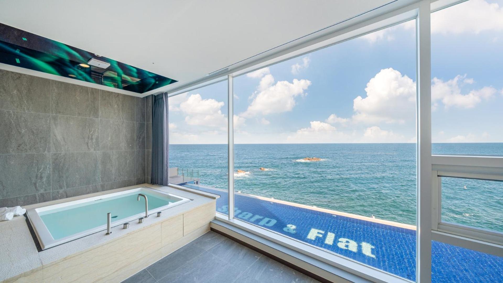 Deluxe Double Room with Bath - Photo 4