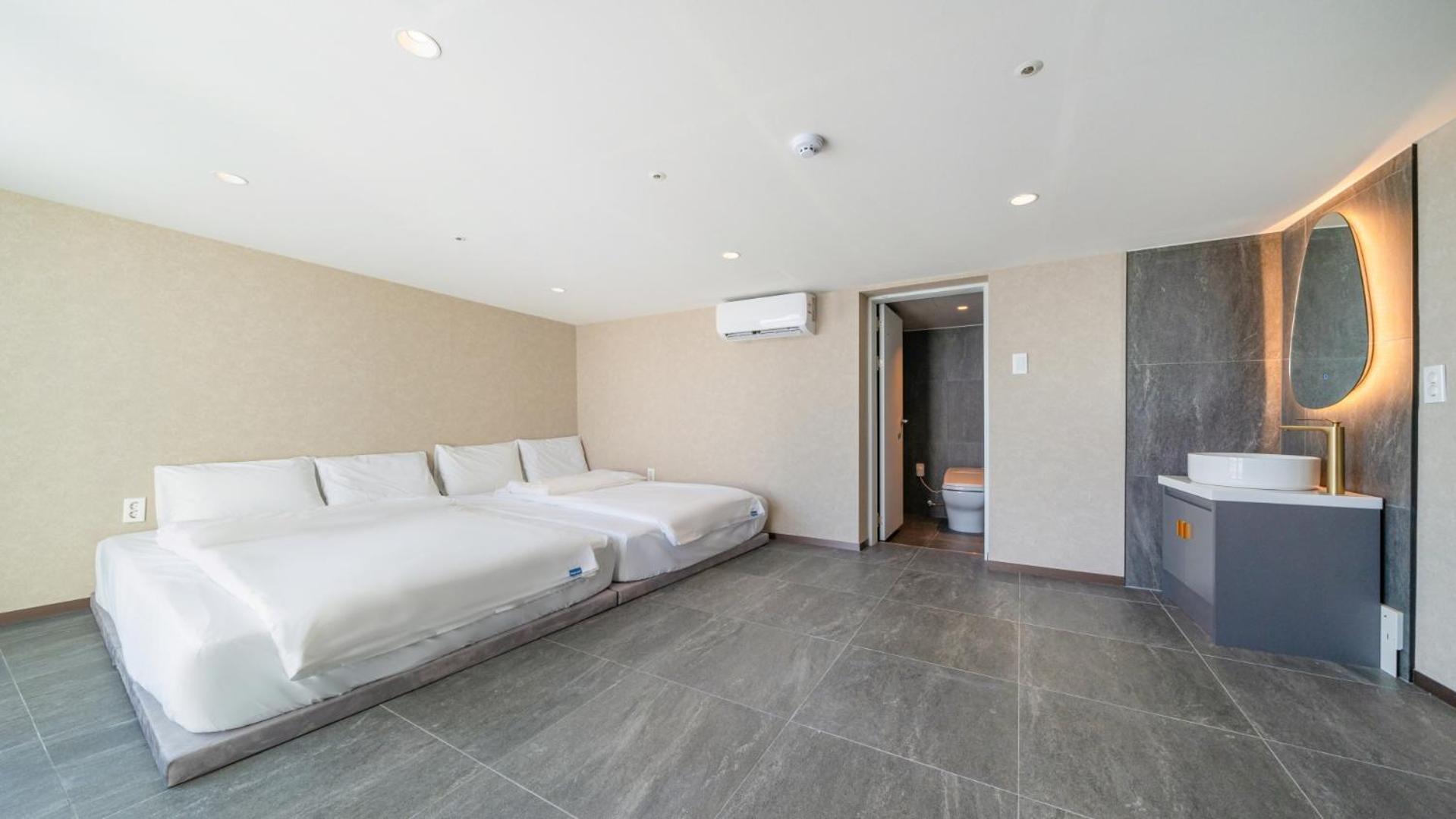 Suite with Sea View - Photo 3
