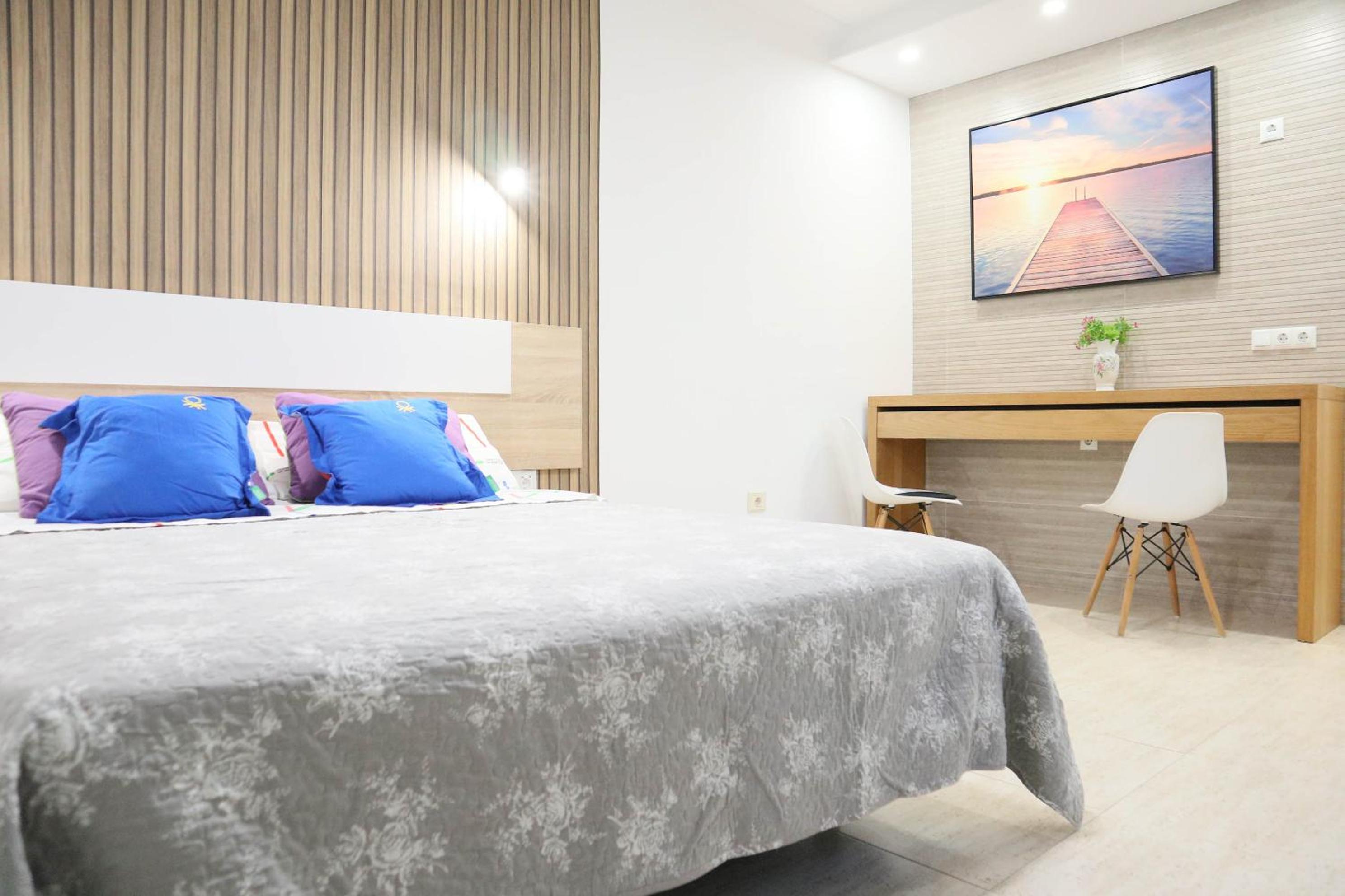 Double Room with Private Bathroom - Photo 26