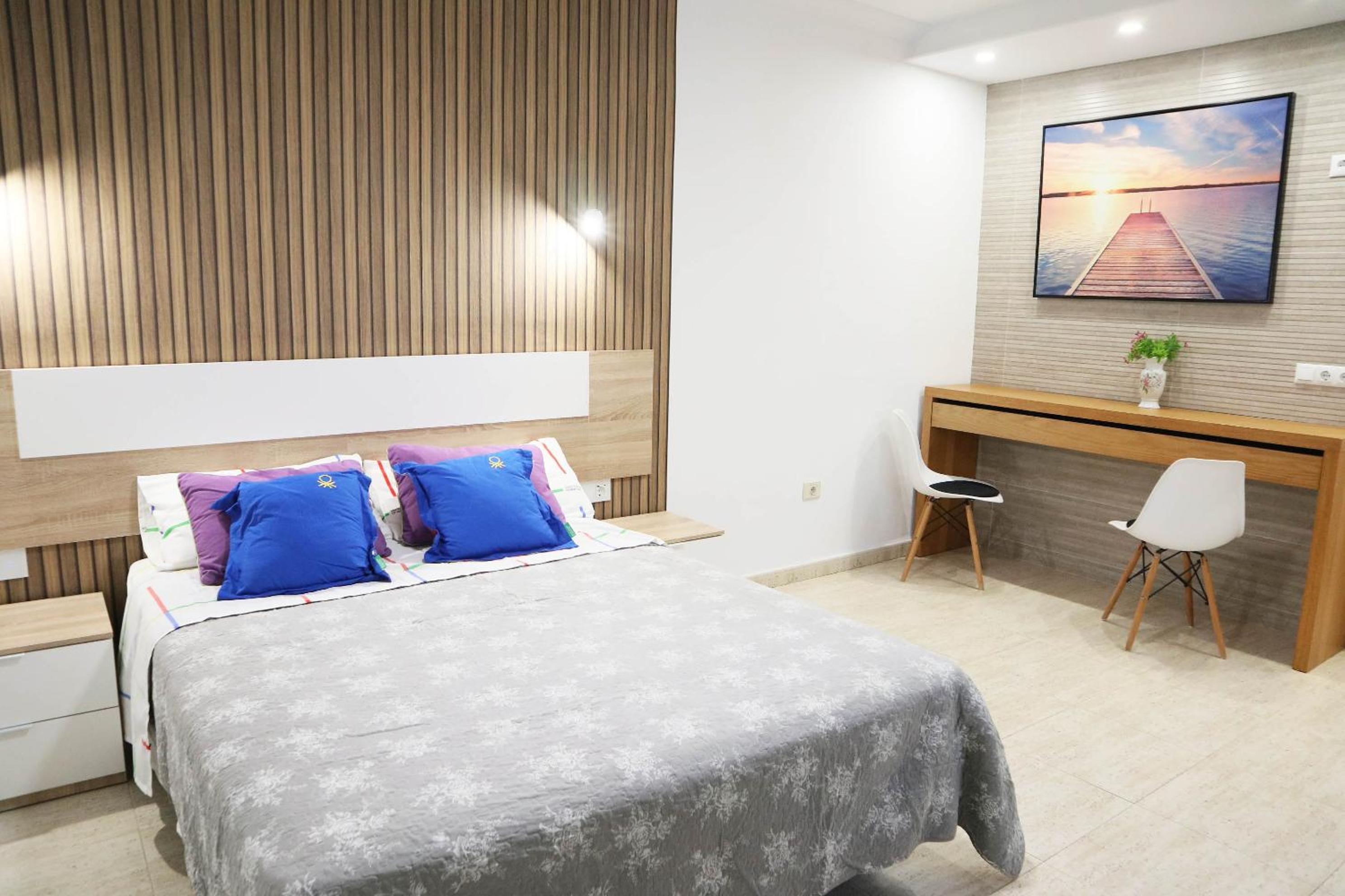 Double Room with Private Bathroom - Photo 12