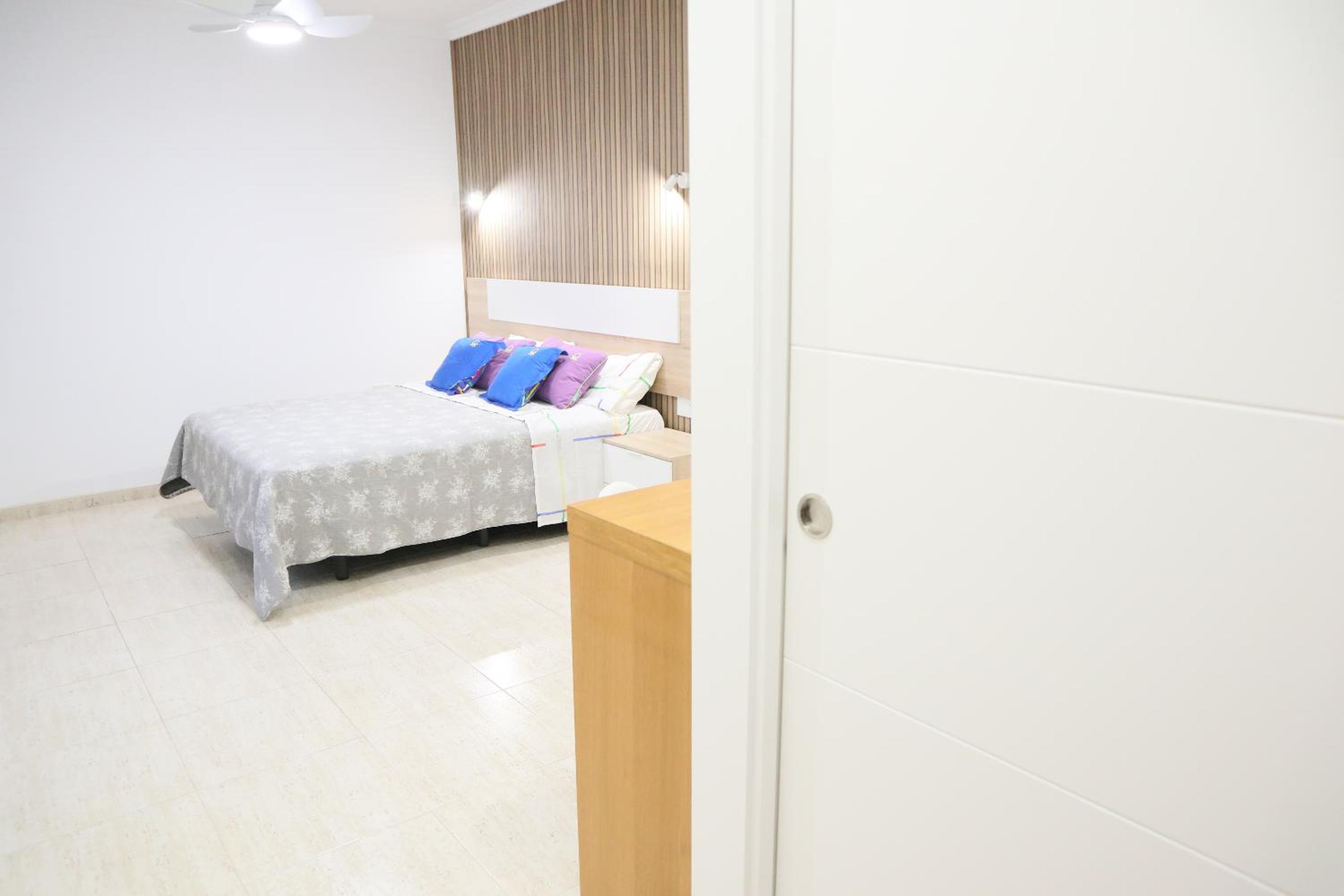 Double Room with Private Bathroom - Photo 18