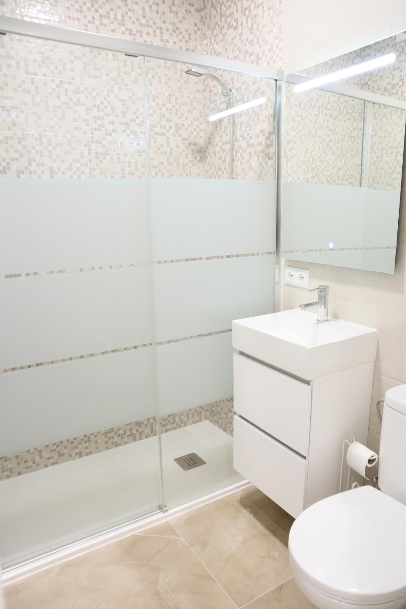 Double Room with Private Bathroom - Photo 10