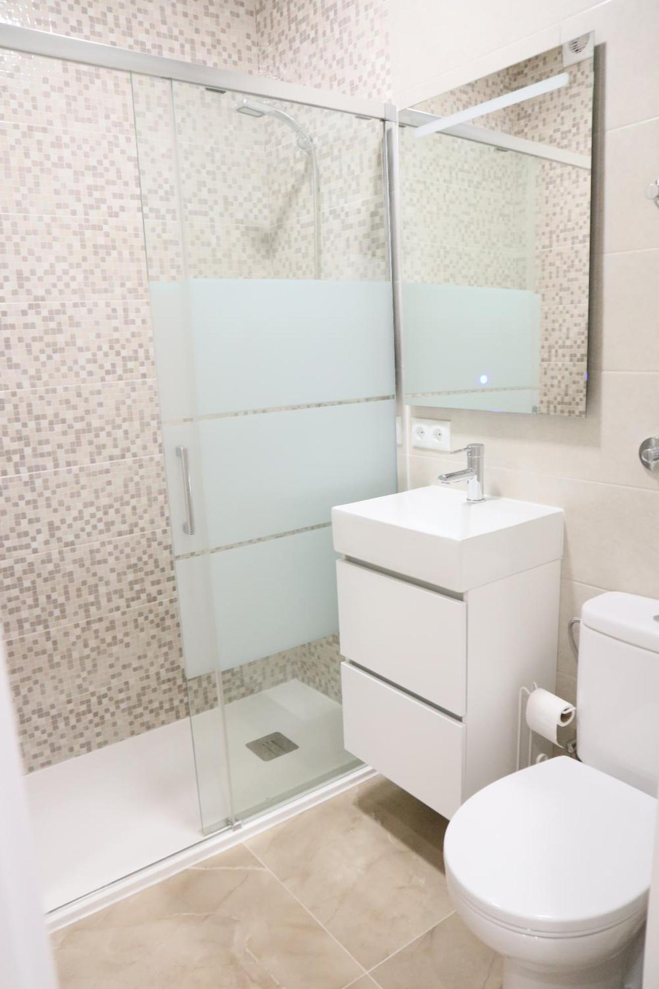 Double Room with Private Bathroom - Photo 8