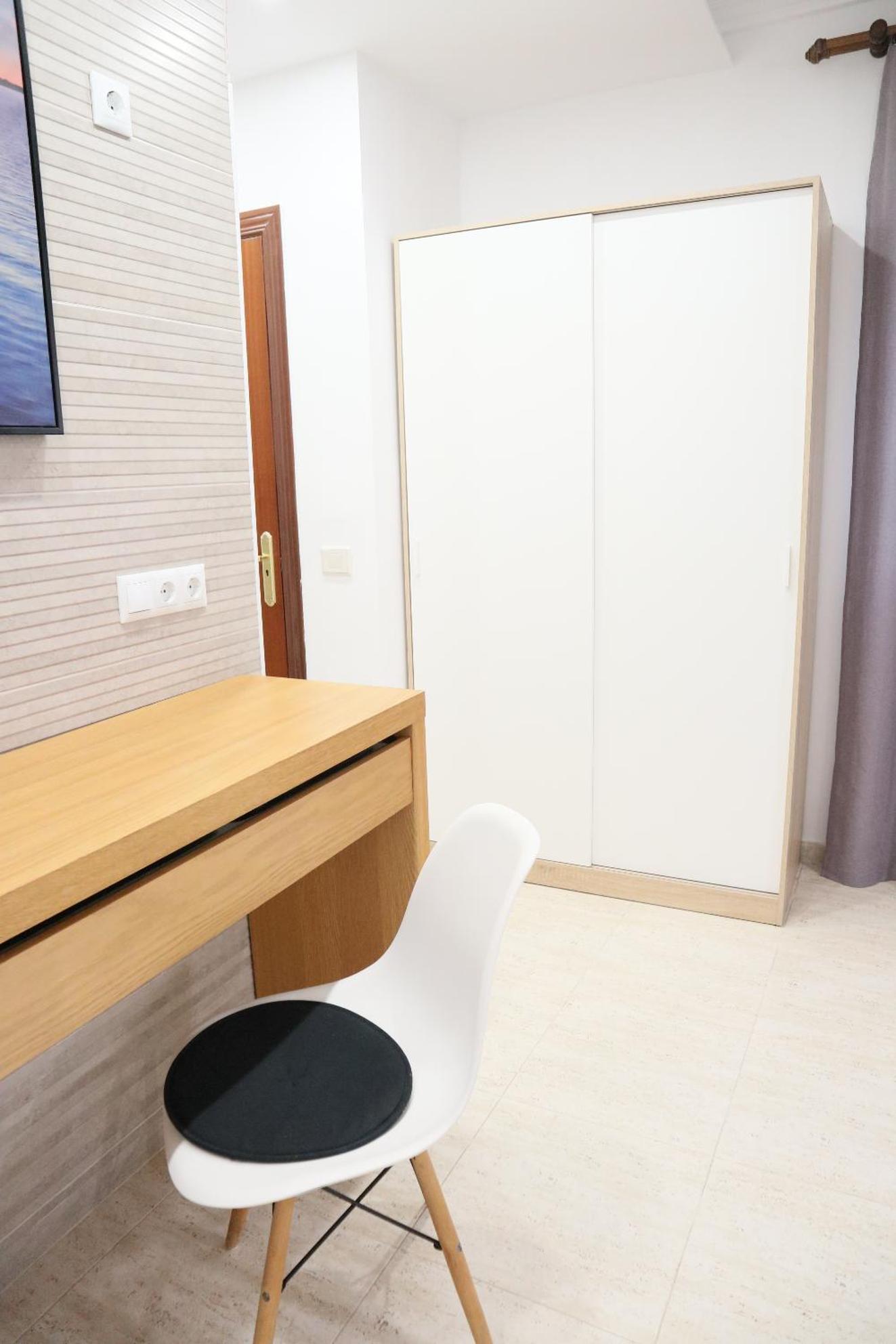 Double Room with Private Bathroom - Photo 7