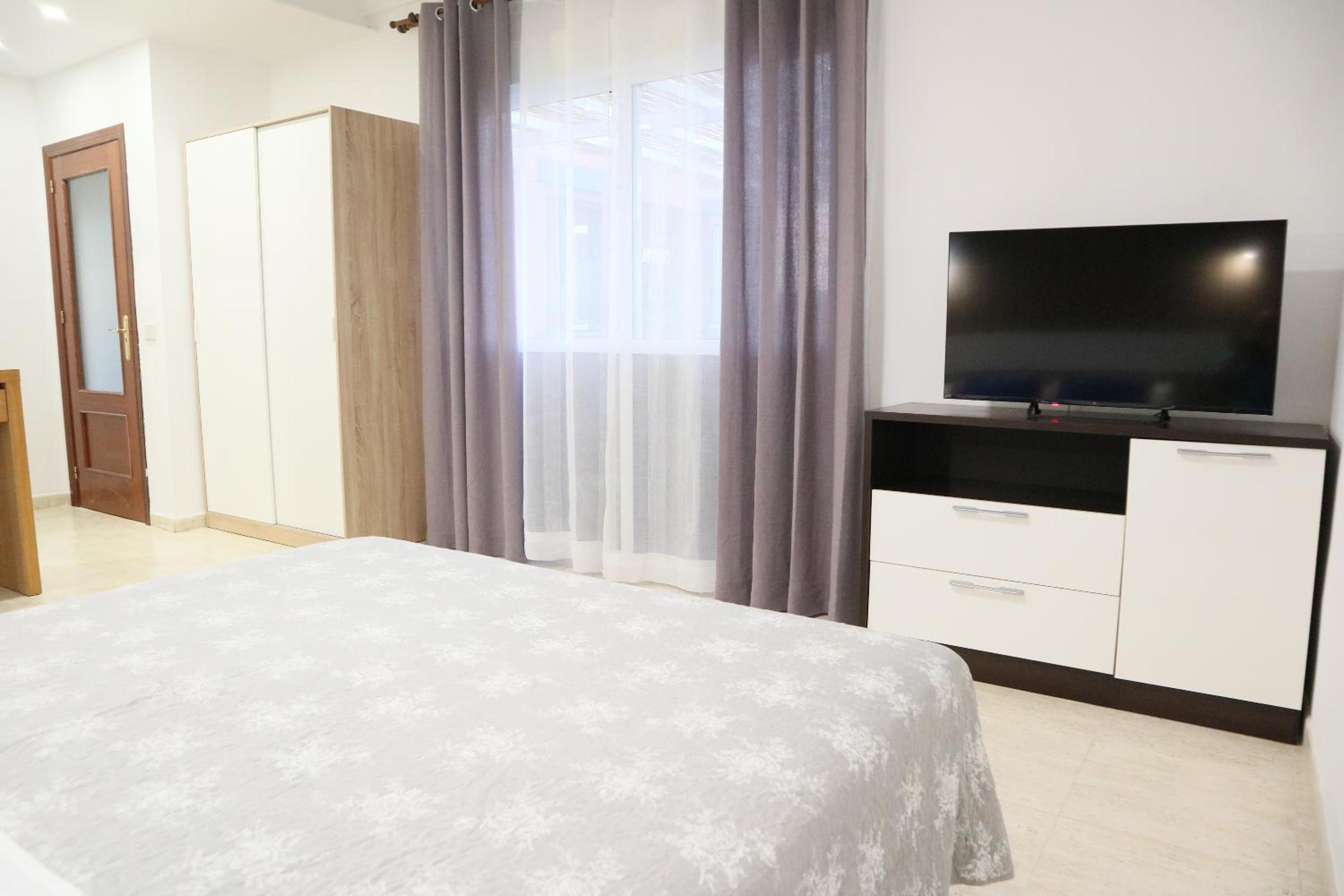 Double Room with Private Bathroom - Photo 6