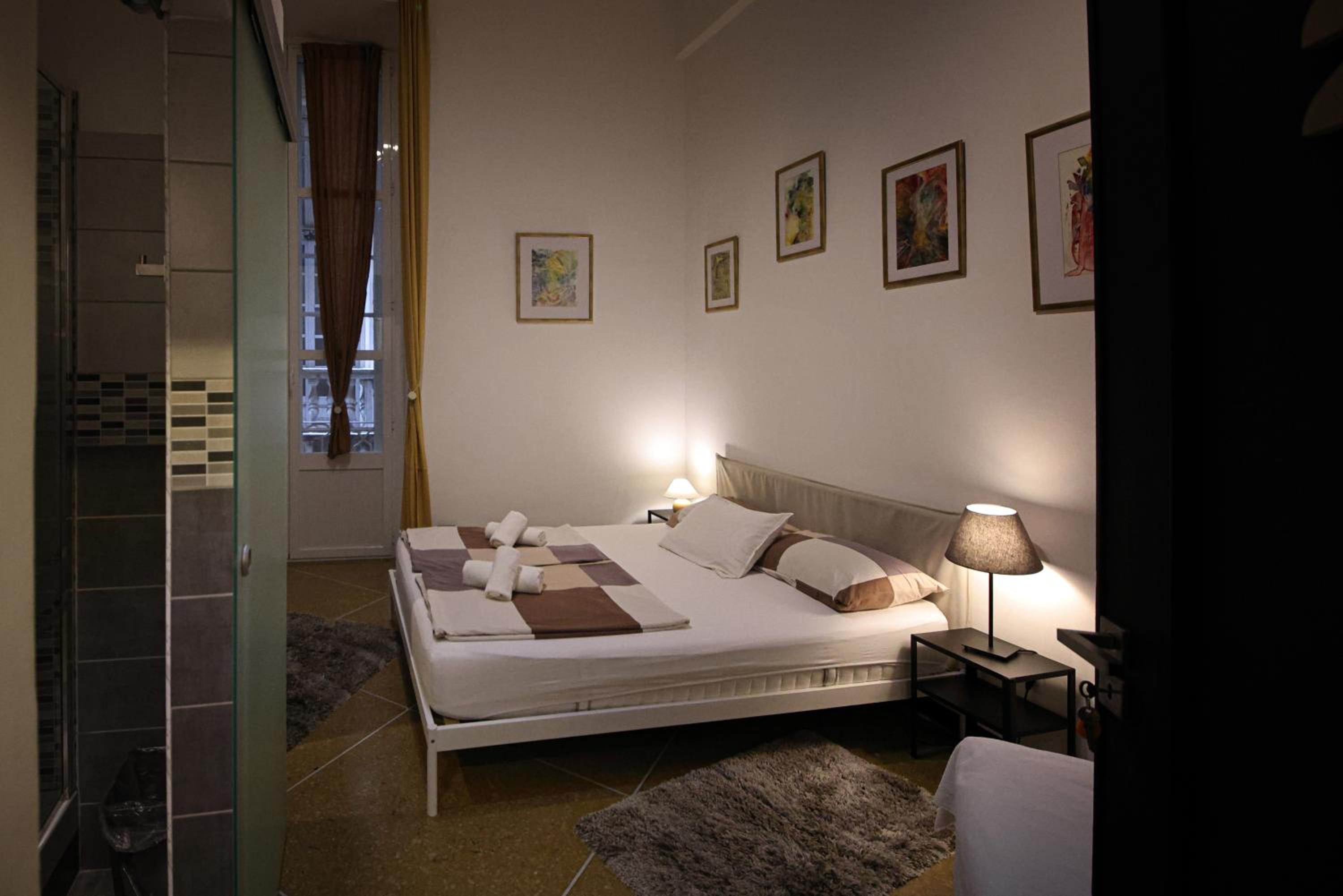 Double Room with En-Suite Bathroom - Photo 4