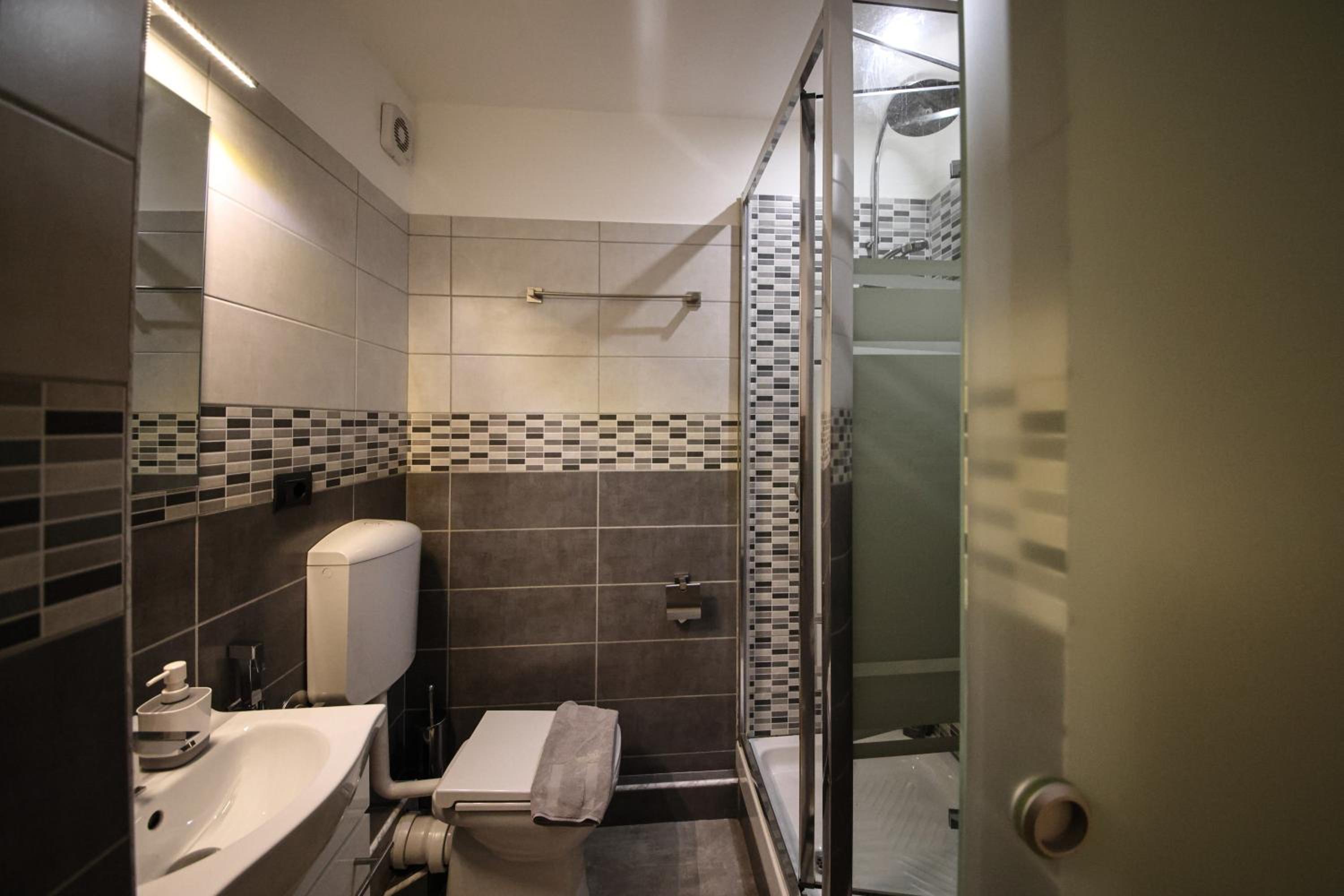 Double Room with En-Suite Bathroom - Photo 3