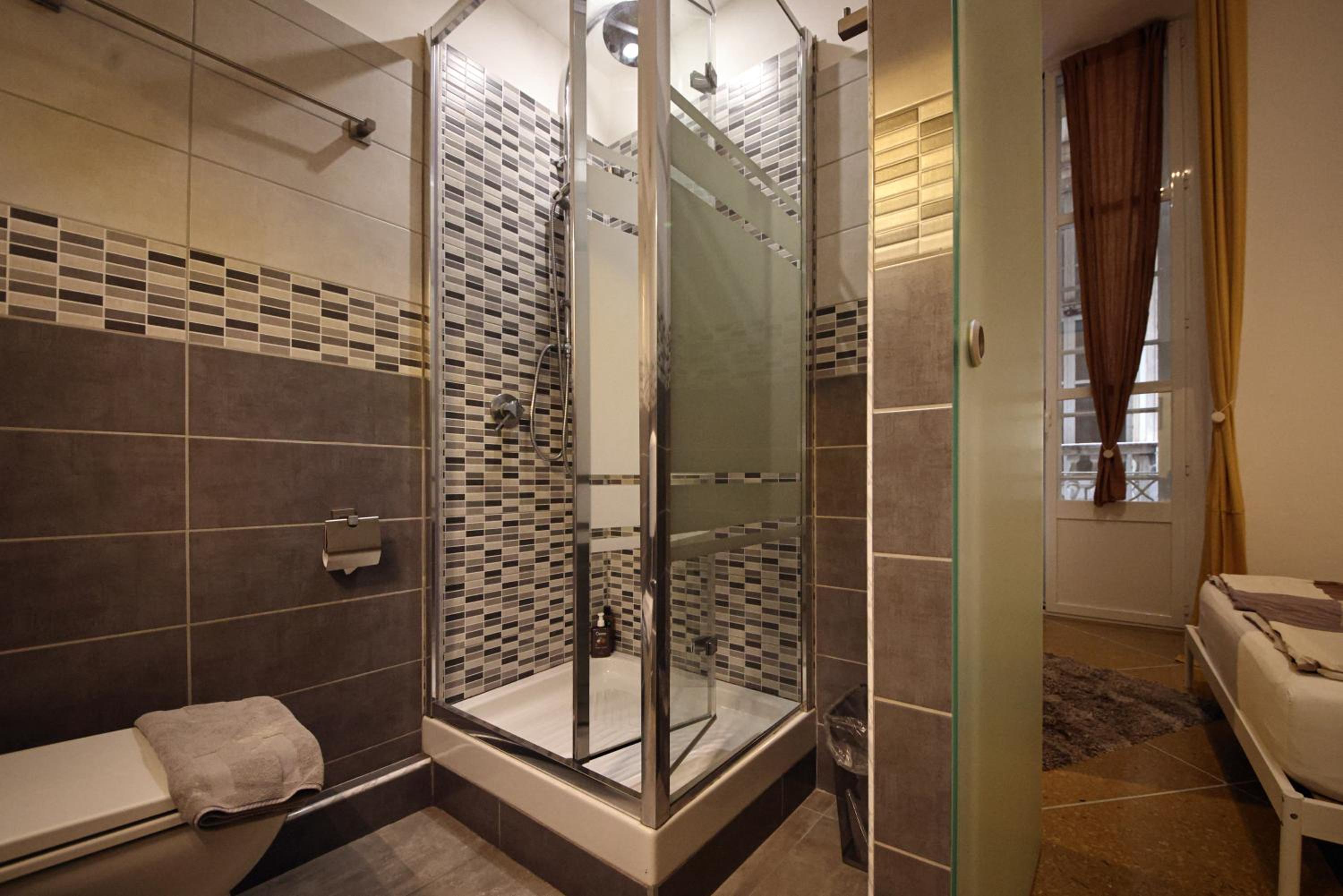 Double Room with En-Suite Bathroom - Photo 8