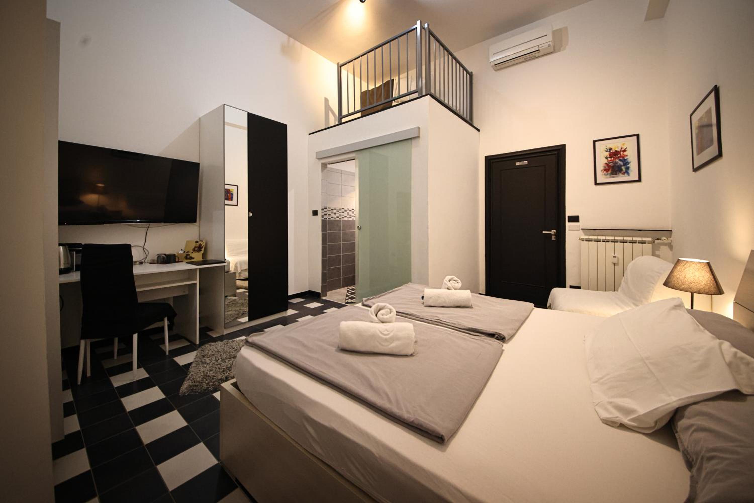 Double Room with En-Suite Bathroom - Photo 11