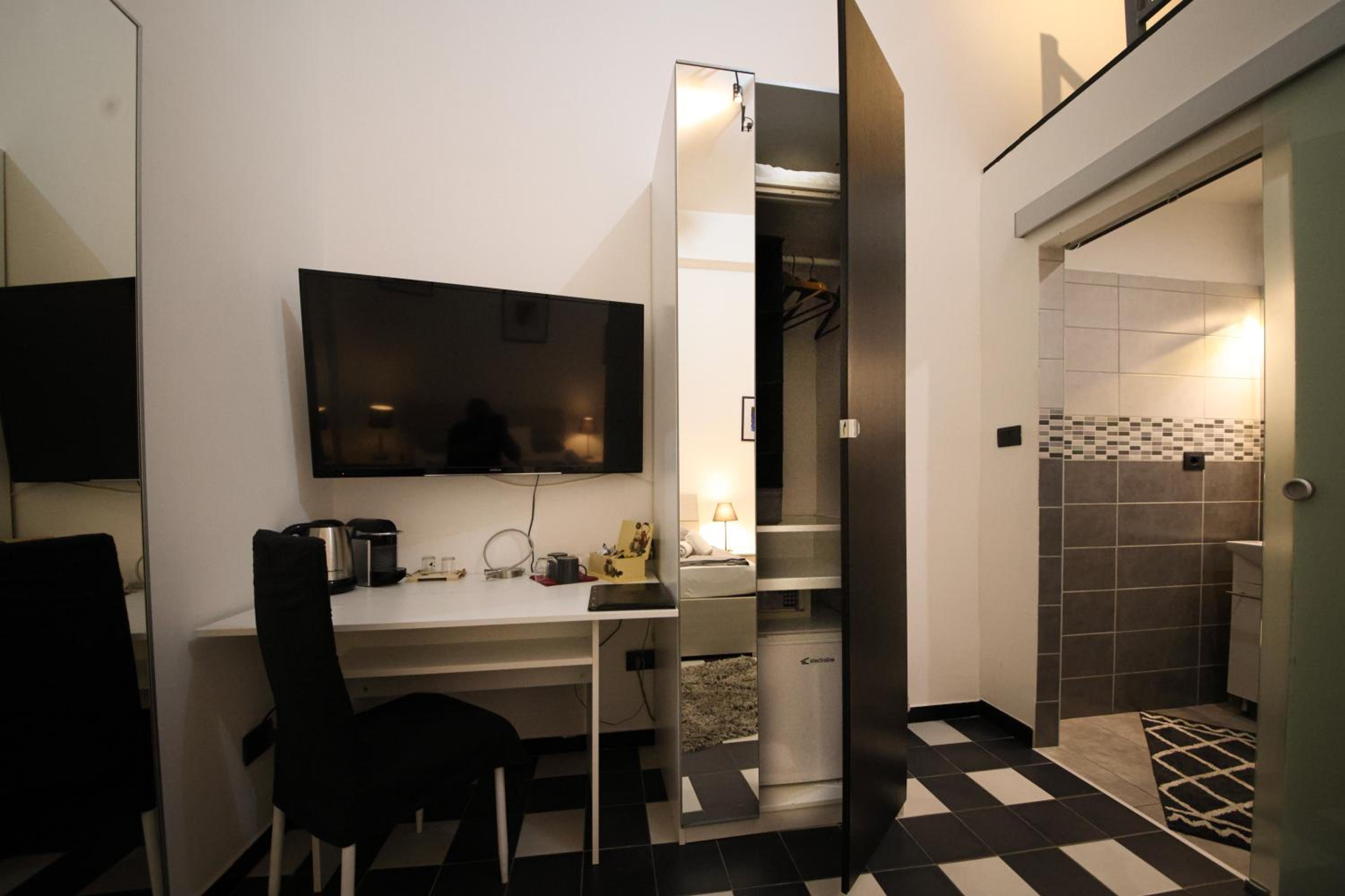 Double Room with En-Suite Bathroom - Photo 12