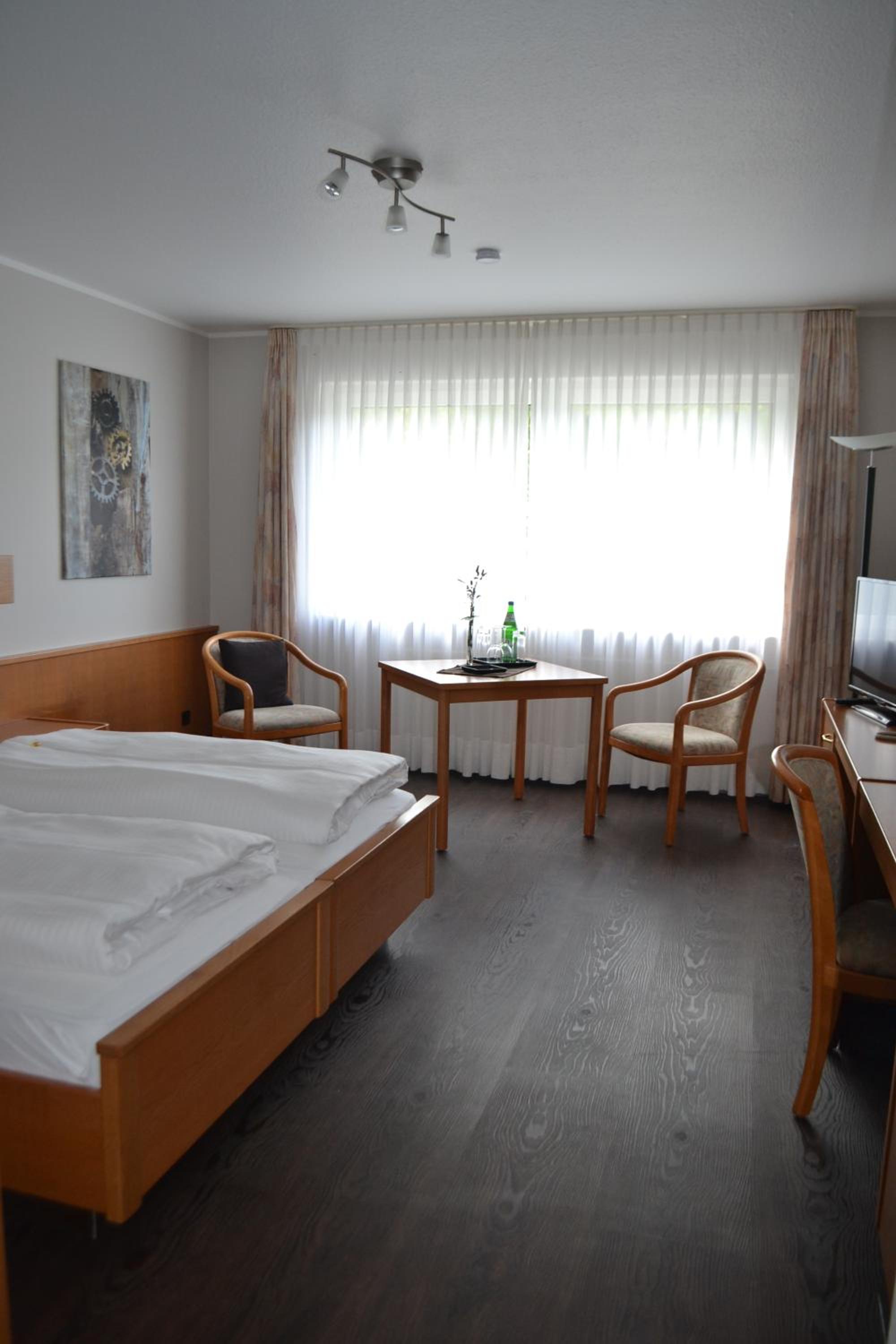 Standard Double or Twin Room - Photo 8
