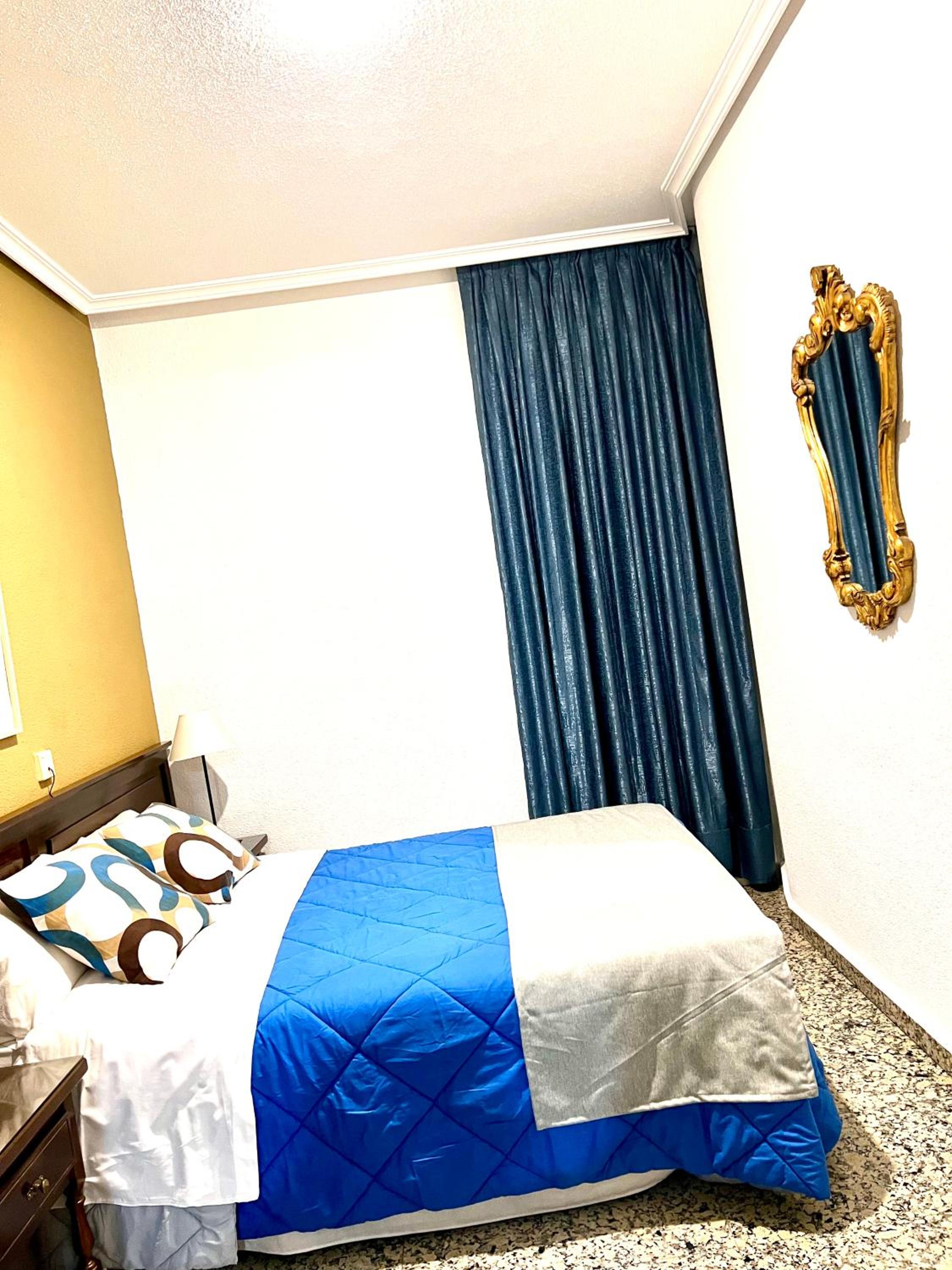 Standard Queen Room - Photo 10